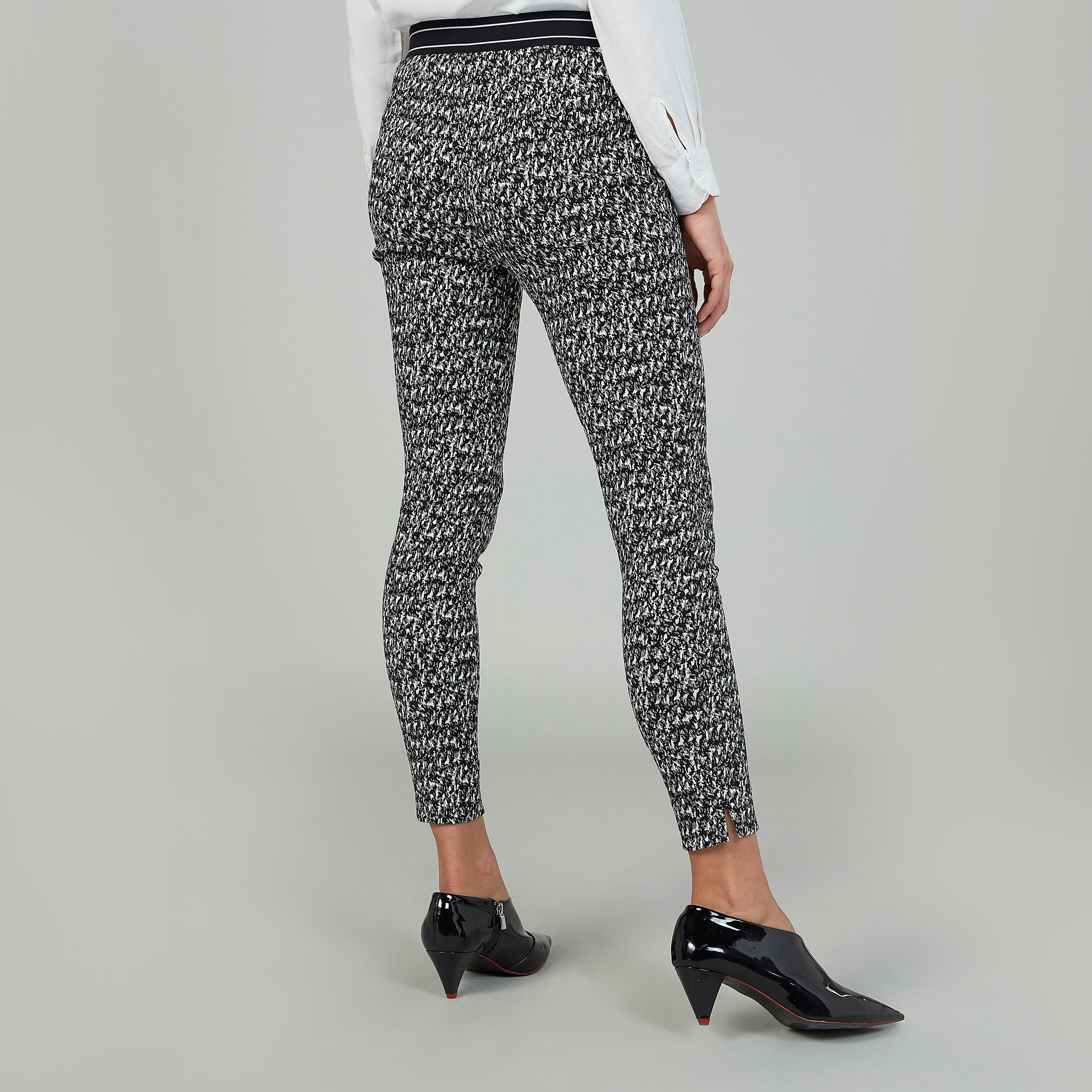 بنطلون سكيني بارز الملمس بخصر مطّاطي متوسط الارتفاع-women-clothing-bottoms-trousers-image-4