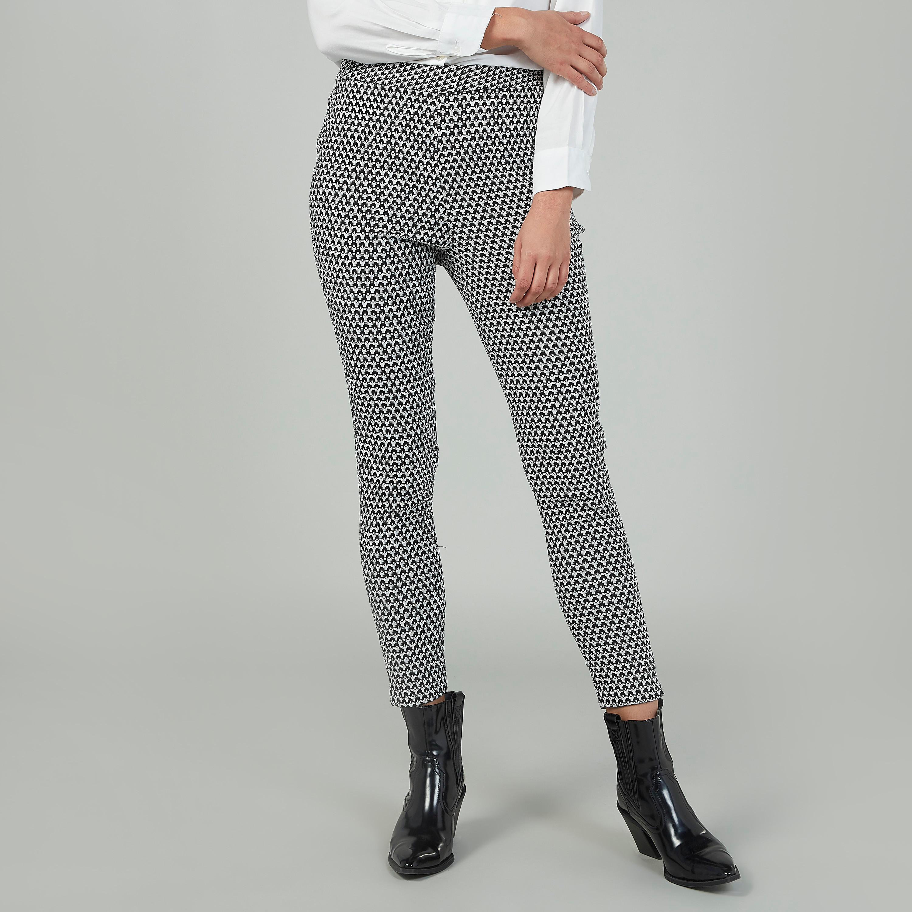 بنطلون سكيني بخصر مطّاطي متوسط الارتفاع وطبعات-women-clothing-bottoms-trousers-image-1