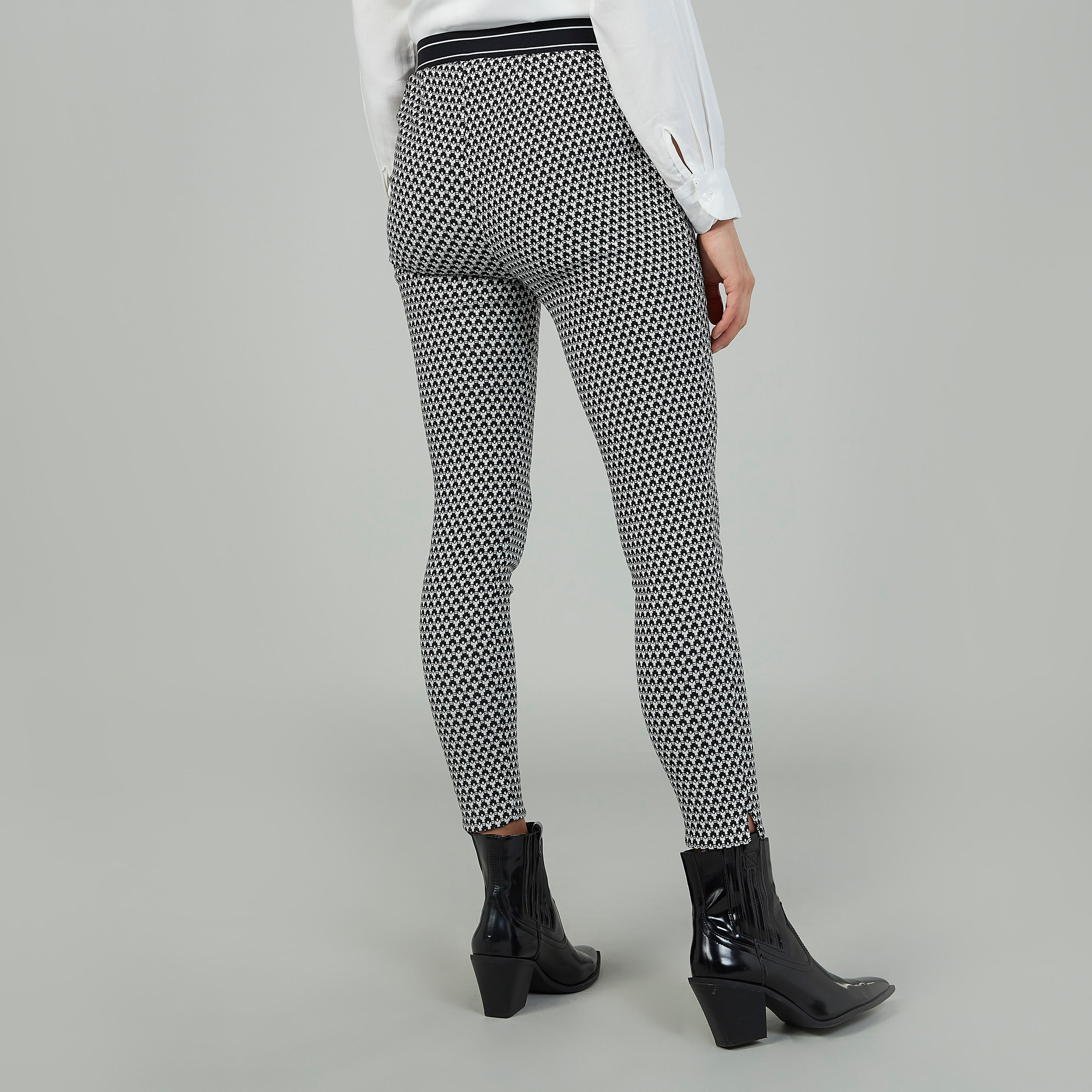 بنطلون سكيني بخصر مطّاطي متوسط الارتفاع وطبعات-women-clothing-bottoms-trousers-image-4