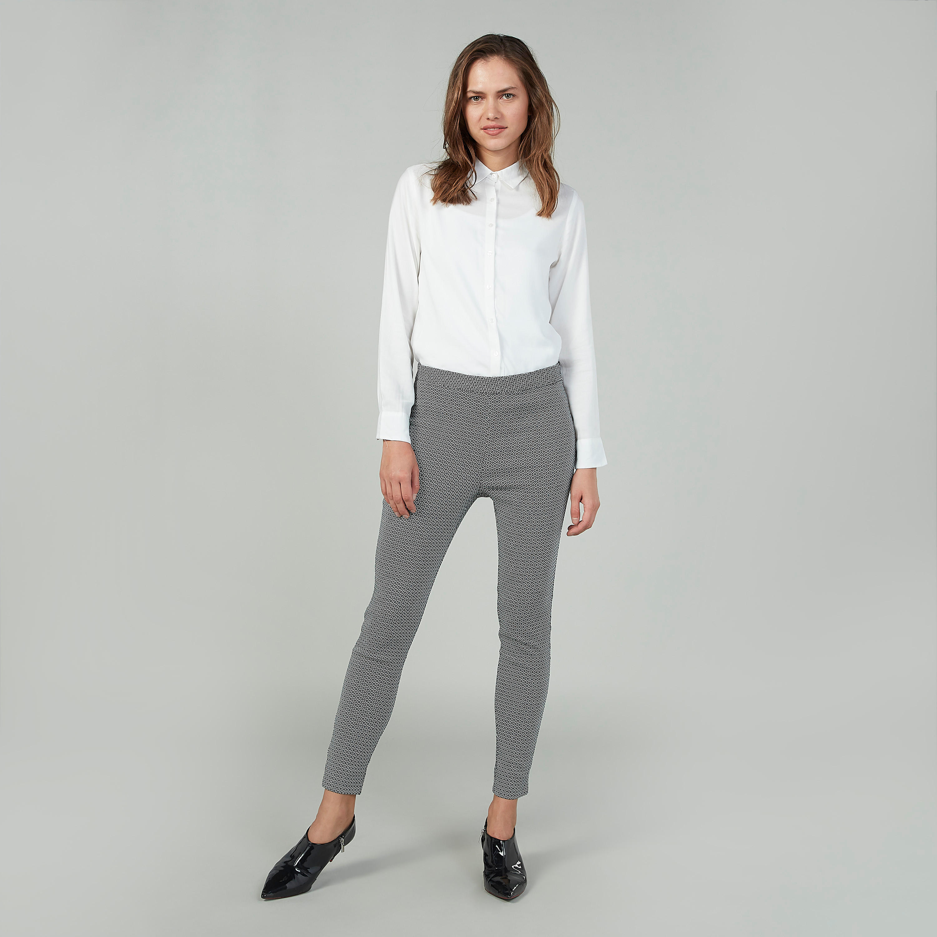 بنطلون سكيني بخصر مطّاطي متوسط الارتفاع وطبعات-women-clothing-bottoms-trousers-image-2