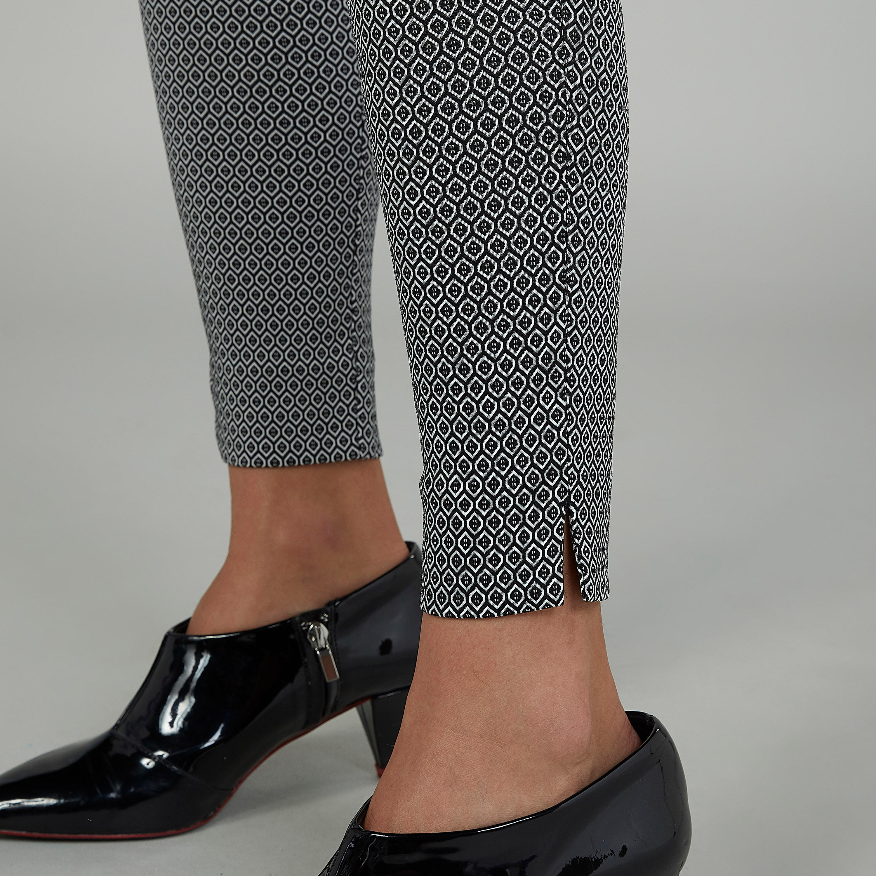 بنطلون سكيني بخصر مطّاطي متوسط الارتفاع وطبعات-women-clothing-bottoms-trousers-image-3