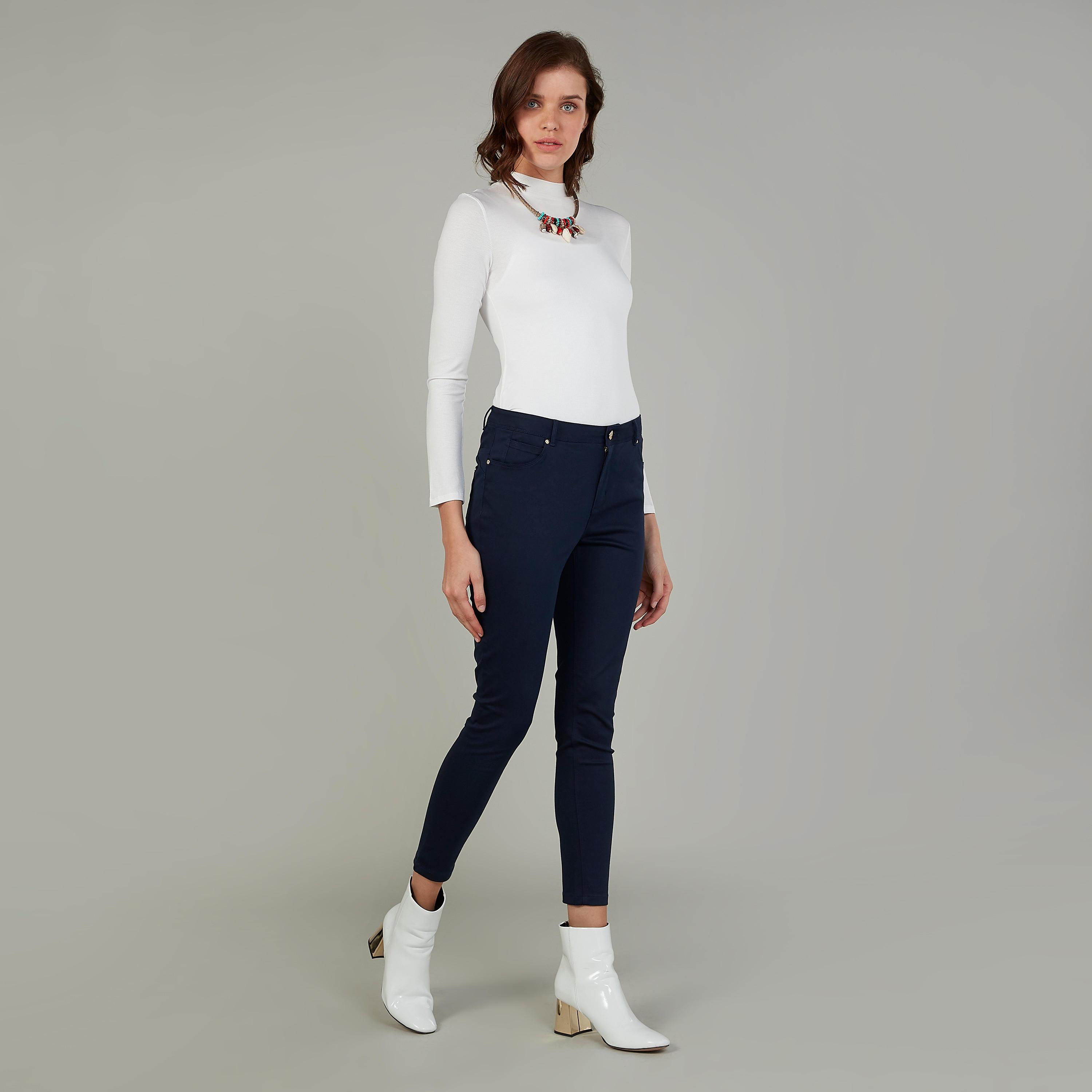 بنطلون سكيني قصير سادة  بخصر متوسط الإرتفاع  وجيوب-women-clothing-bottoms-trousers-image-2