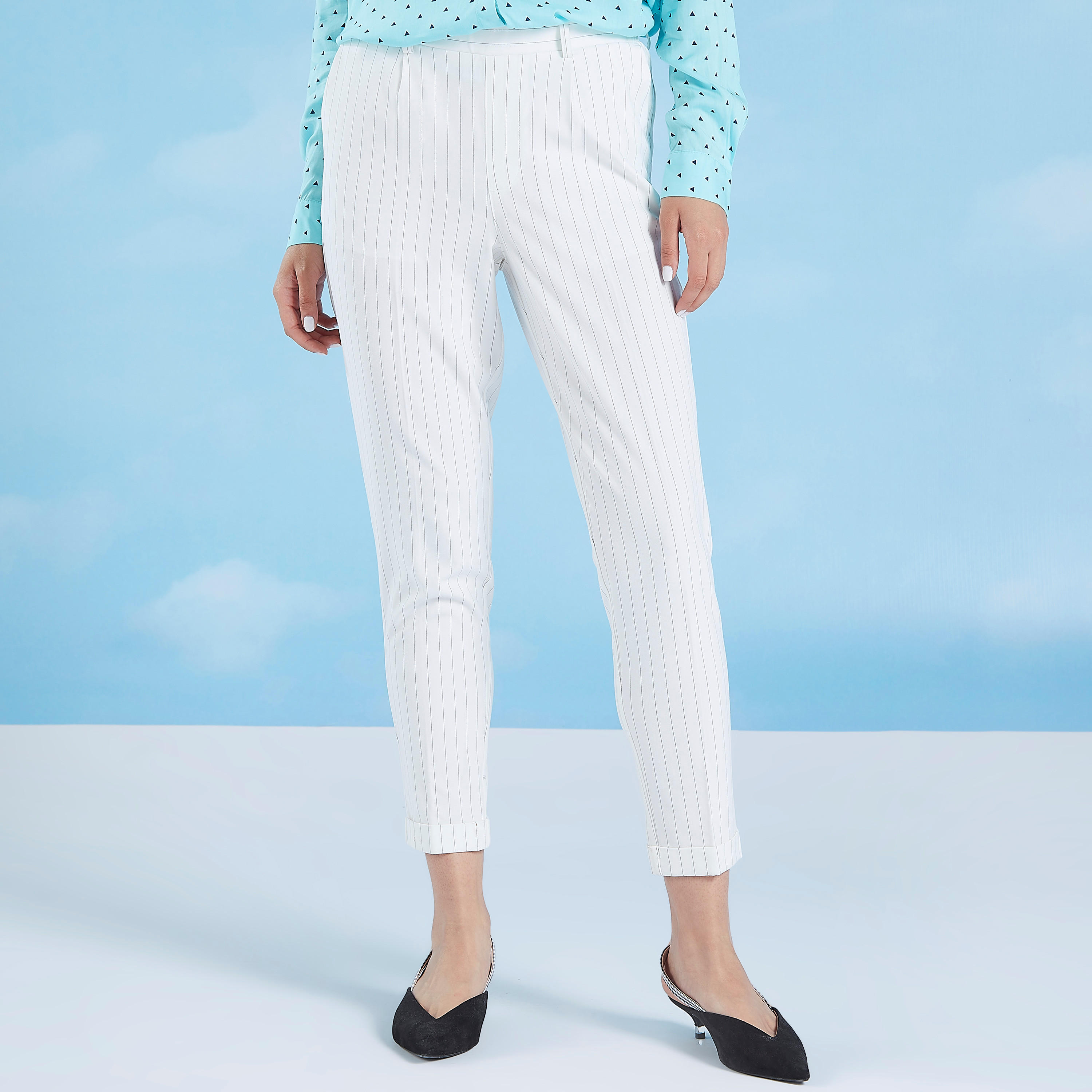 بنطلون قصير مخطط بخصر مطّاطي وتفاصيل جيوب-women-clothing-bottoms-trousers-image-1
