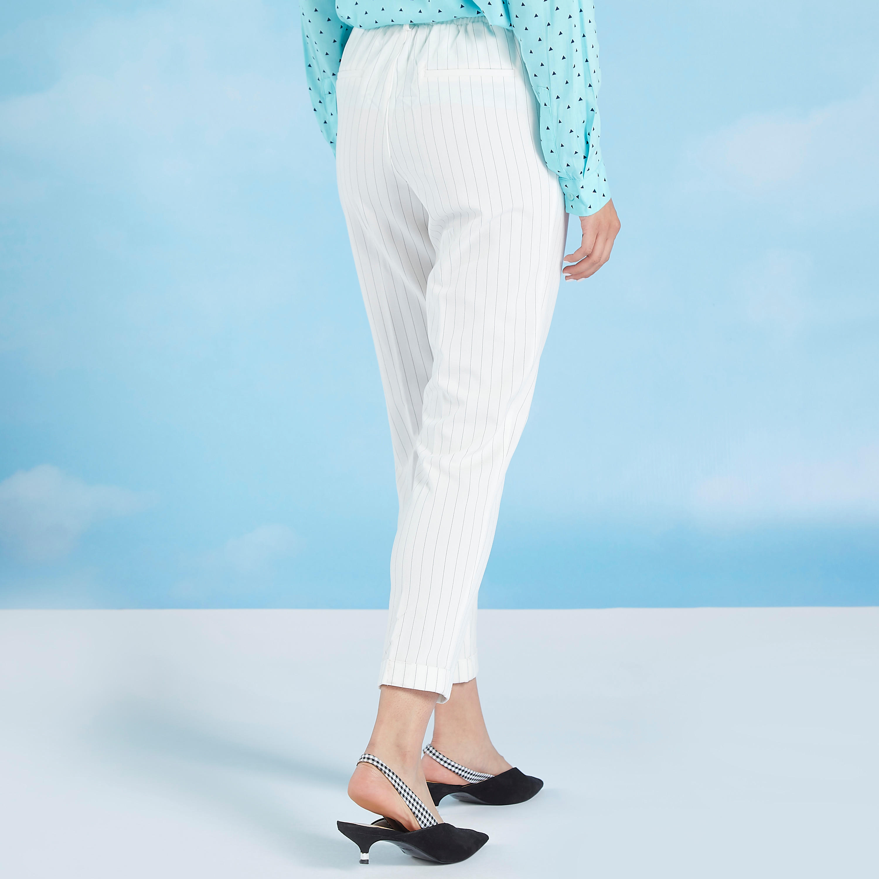بنطلون قصير مخطط بخصر مطّاطي وتفاصيل جيوب-women-clothing-bottoms-trousers-image-4