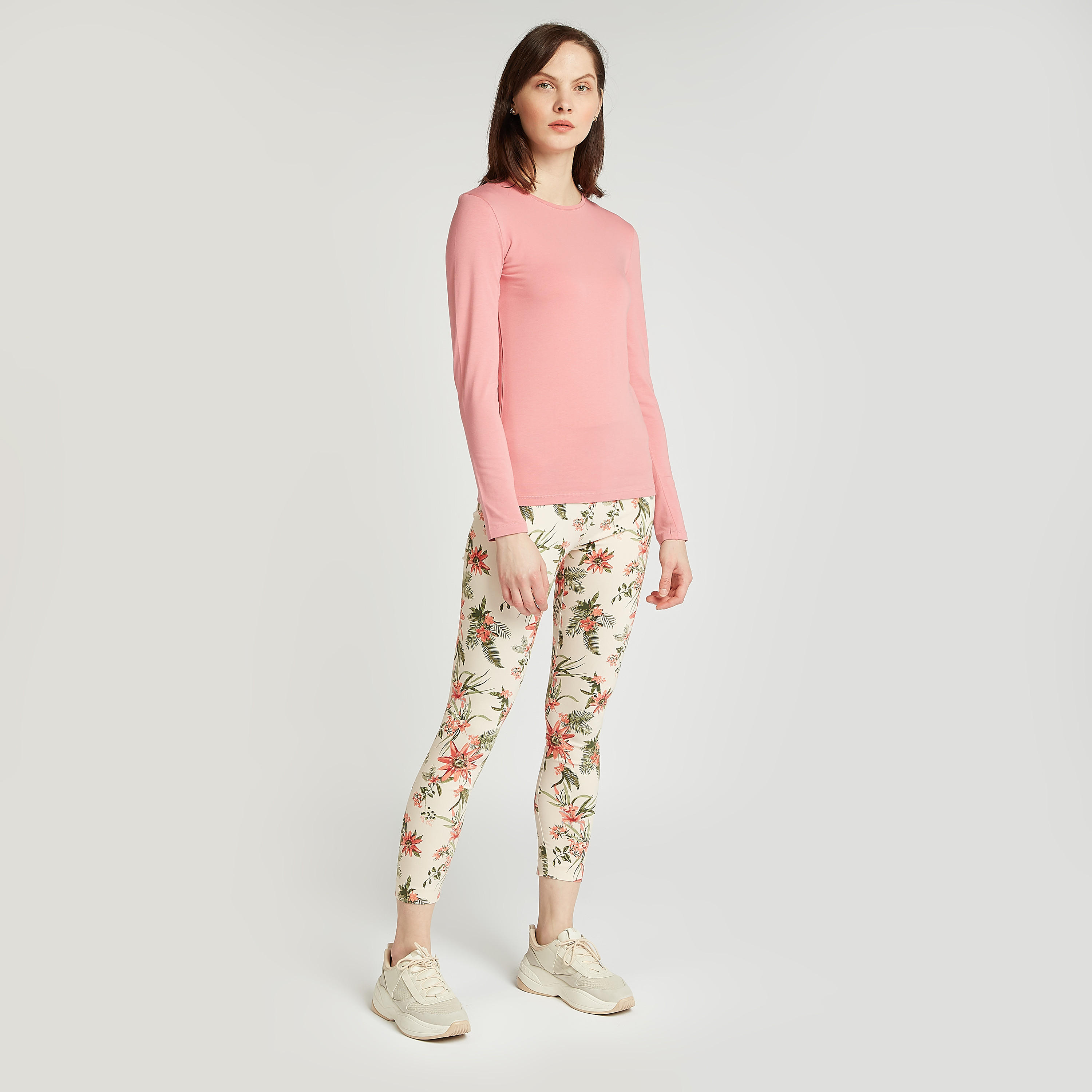 بنطلون تريقنز سليم قصير بخصر مطاطي متوسط الارتفاع وطبعات-women-clothing-bottoms-trousers-image-2