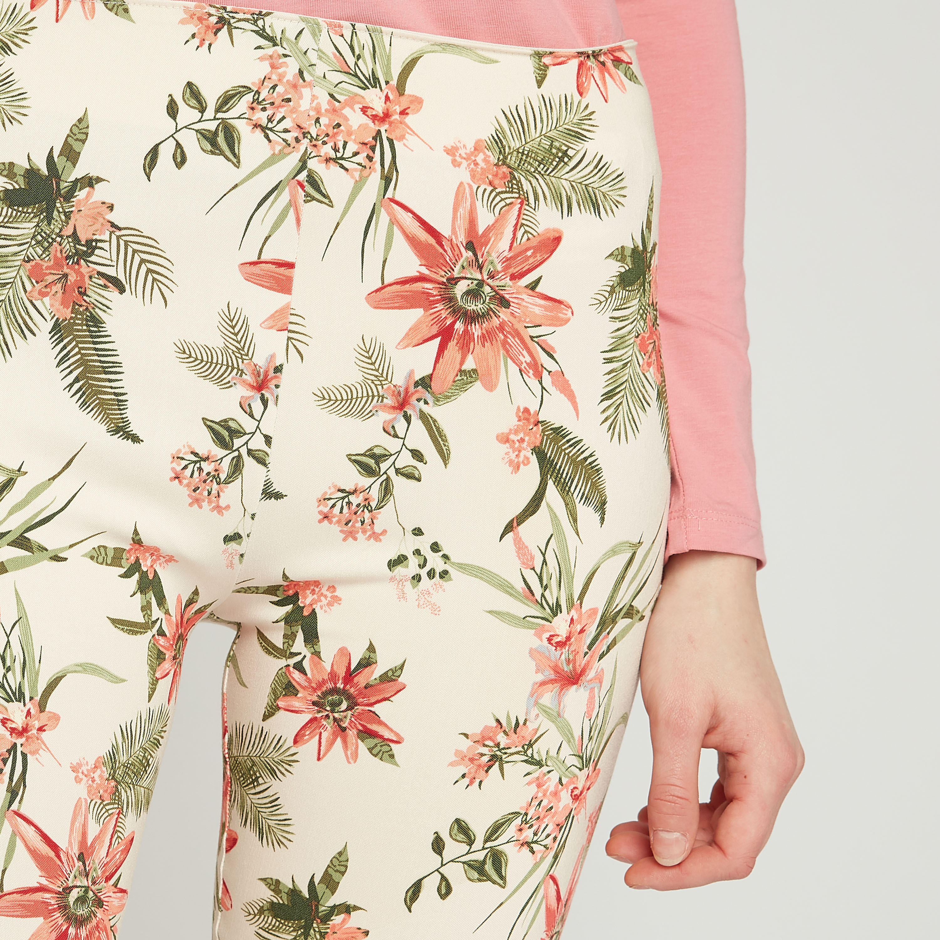 بنطلون تريقنز سليم قصير بخصر مطاطي متوسط الارتفاع وطبعات-women-clothing-bottoms-trousers-image-3