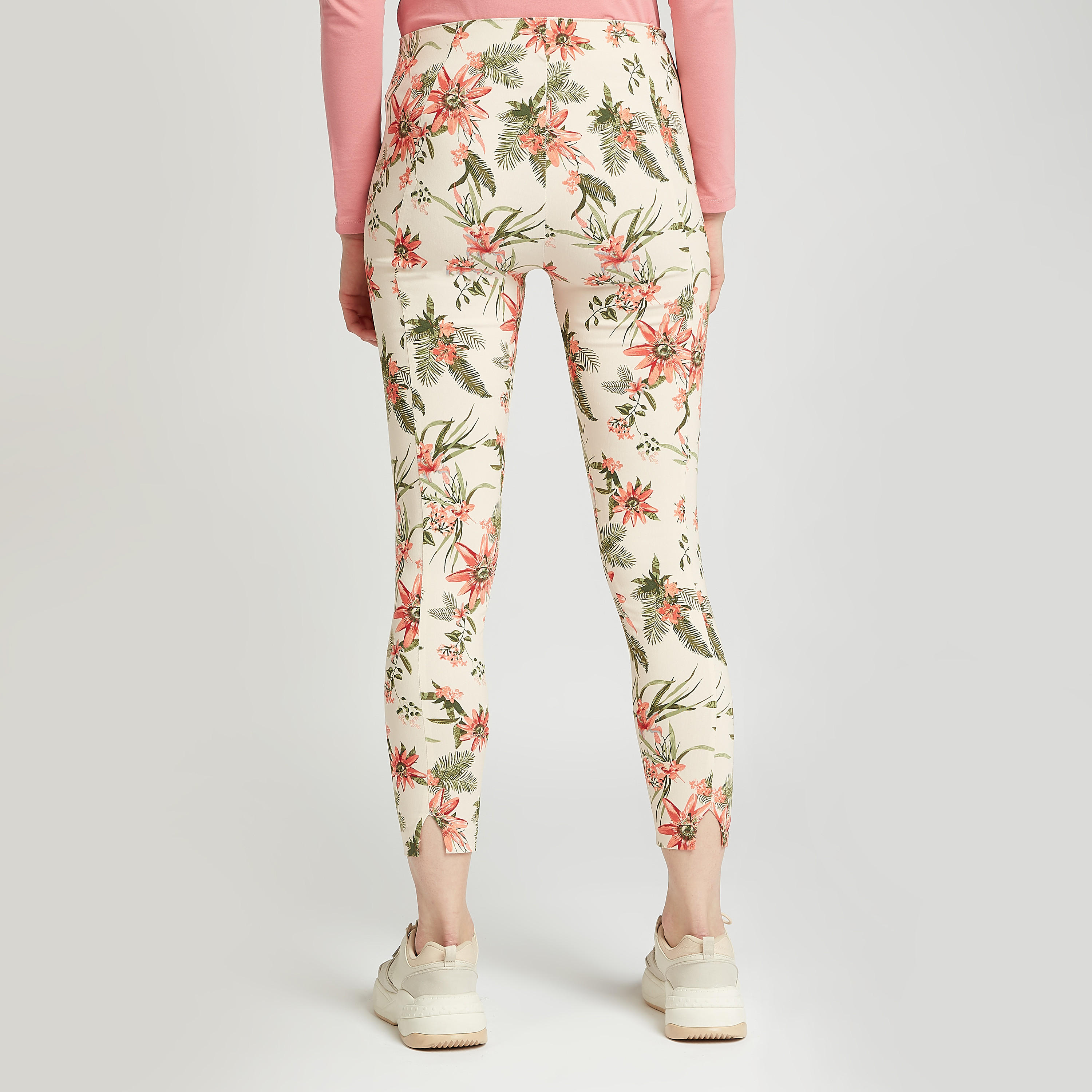 بنطلون تريقنز سليم قصير بخصر مطاطي متوسط الارتفاع وطبعات-women-clothing-bottoms-trousers-image-4