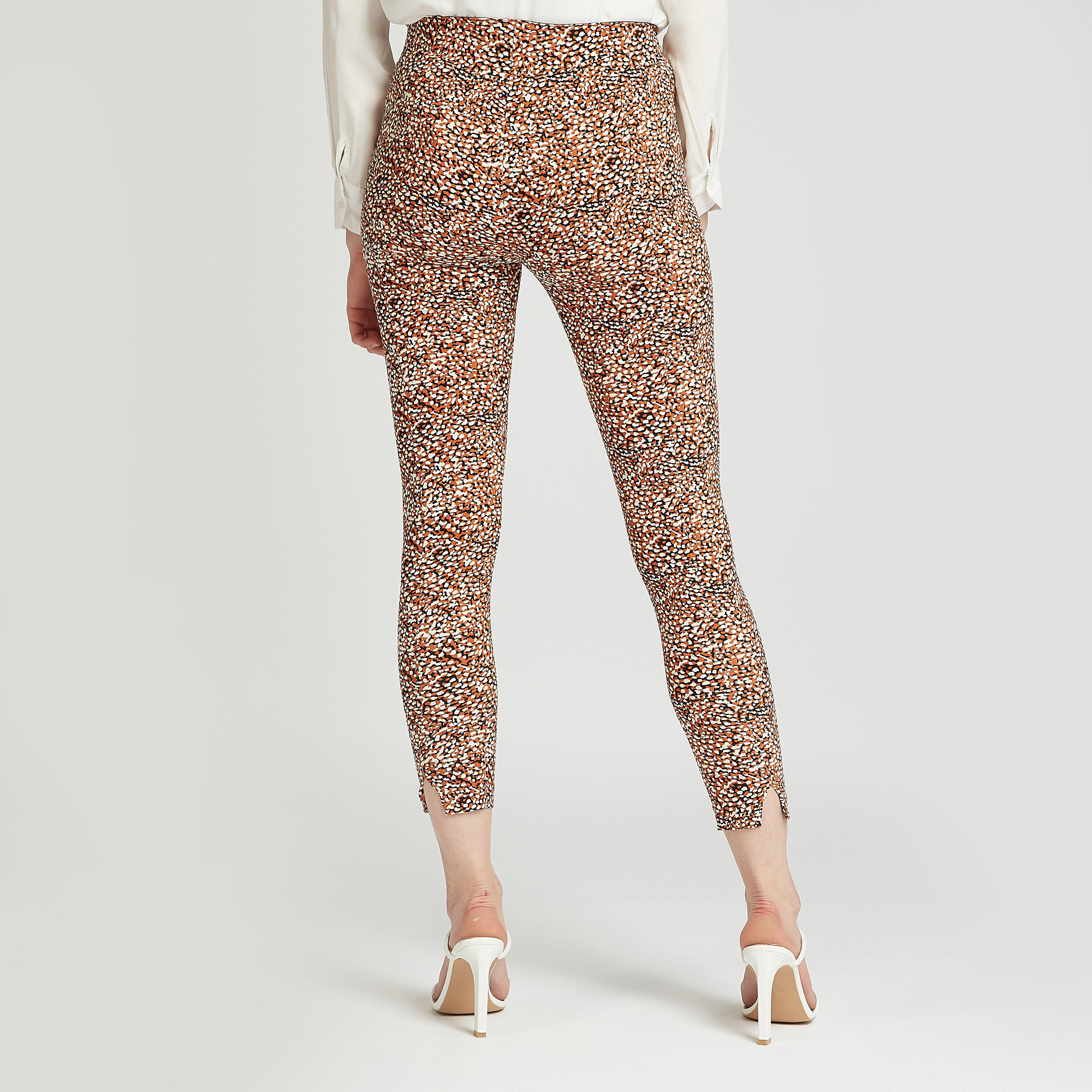 بنطلون ليقننز قصير سليم  بخصر مطاطي متوسط الارتفاع وطبعات-women-clothing-bottoms-leggings-image-4