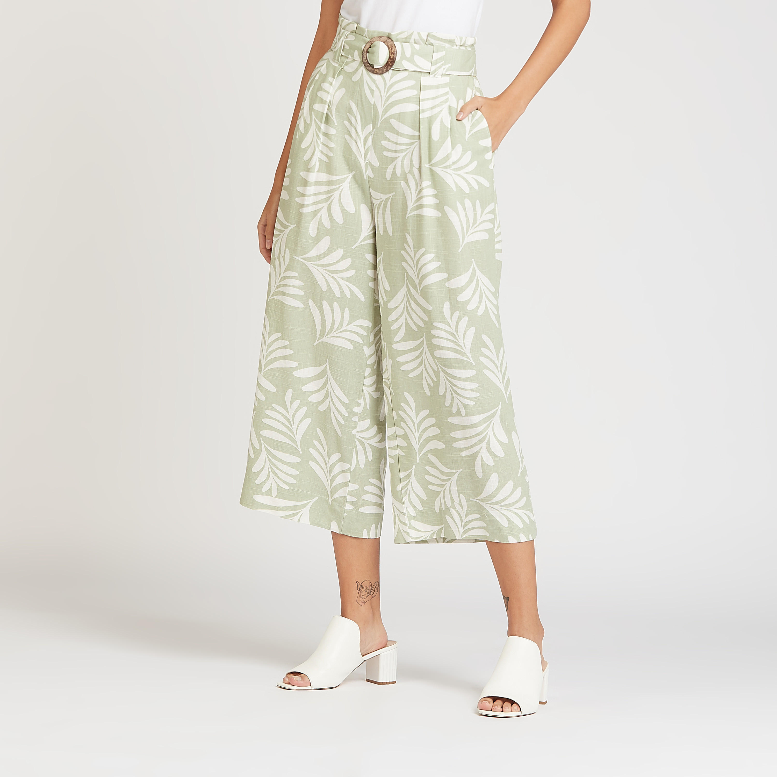 بنطلون قصير واسع بخصرمتوسط الارتفاع بجيوب وأربطة وطبعات-women-clothing-bottoms-trousers-image-1