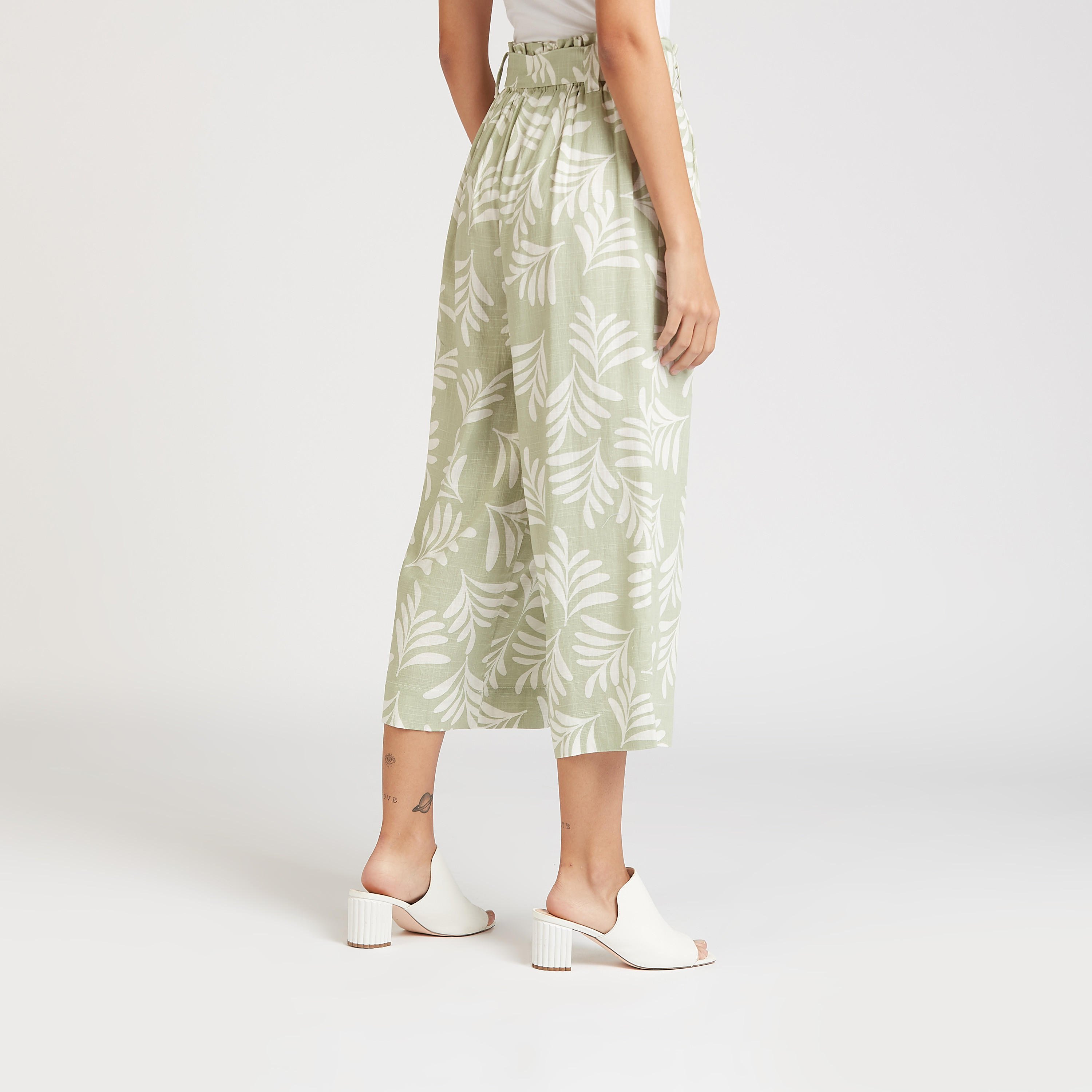 بنطلون قصير واسع بخصرمتوسط الارتفاع بجيوب وأربطة وطبعات-women-clothing-bottoms-trousers-image-4