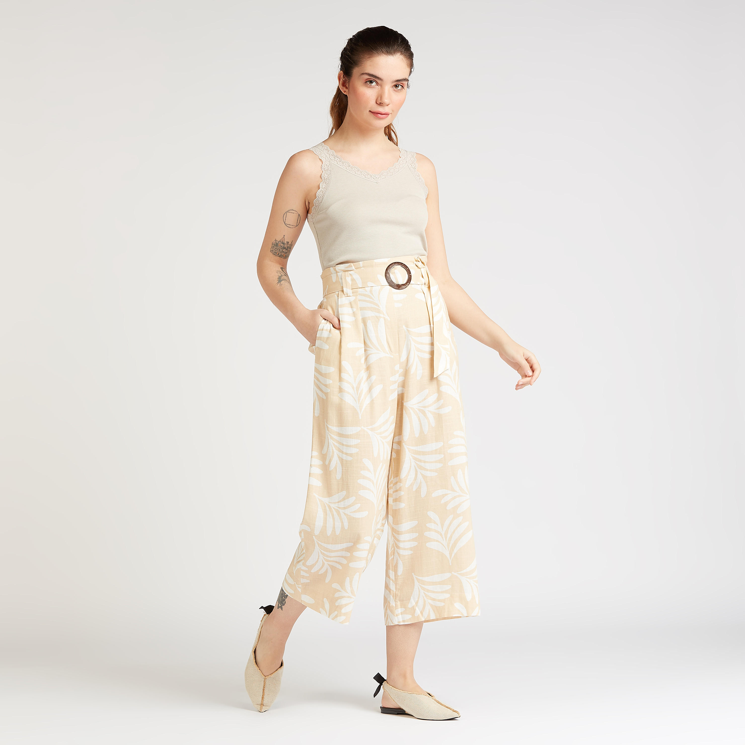 بنطلون قصير واسع بخصرمتوسط الارتفاع بجيوب وأربطة وطبعات-women-clothing-bottoms-trousers-image-2