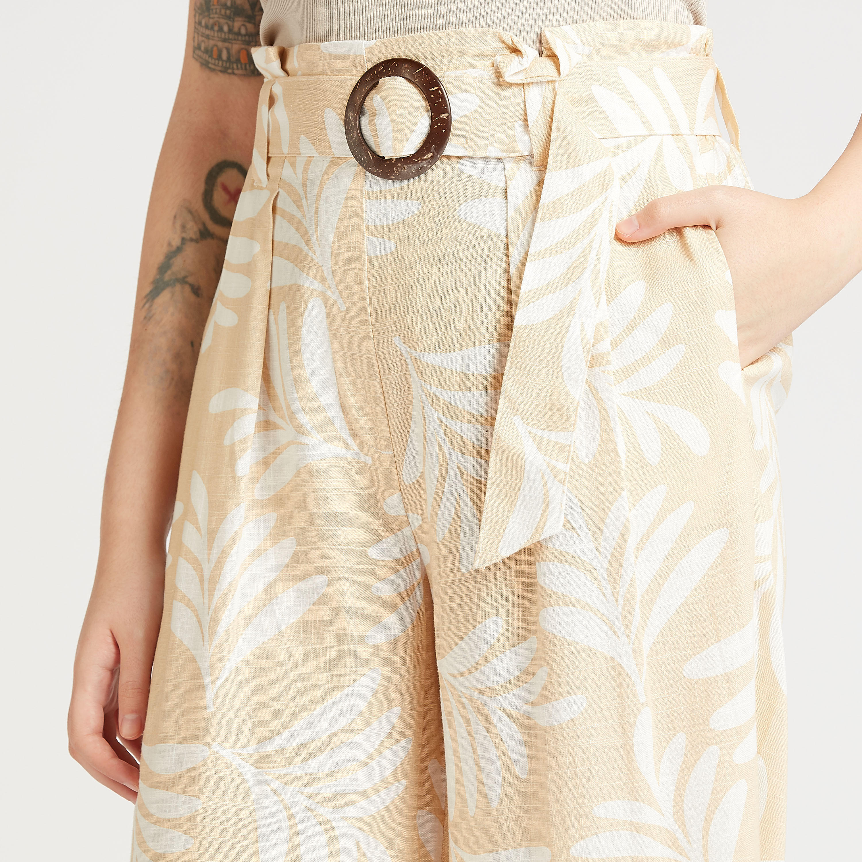 بنطلون قصير واسع بخصرمتوسط الارتفاع بجيوب وأربطة وطبعات-women-clothing-bottoms-trousers-image-3