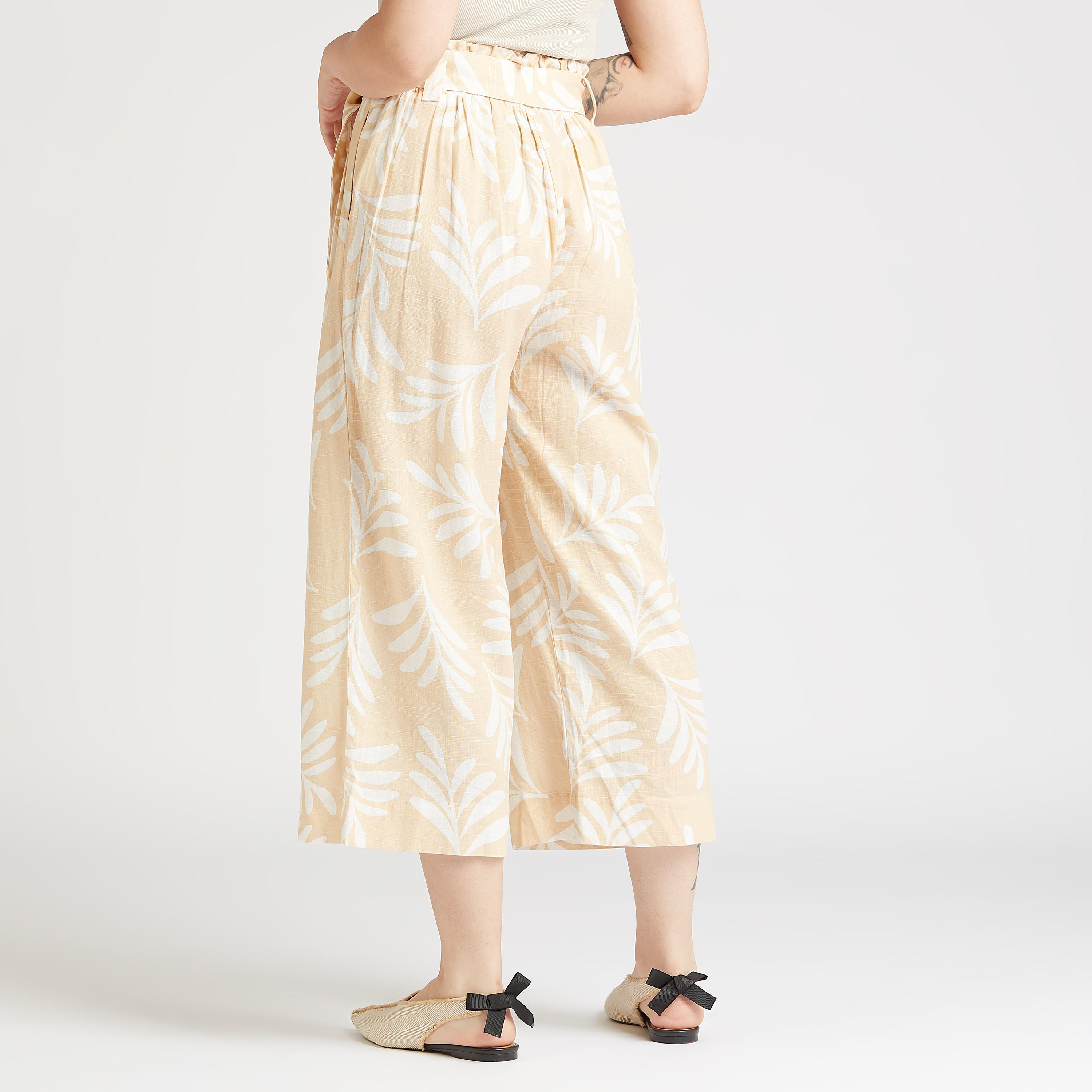 بنطلون قصير واسع بخصرمتوسط الارتفاع بجيوب وأربطة وطبعات-women-clothing-bottoms-trousers-image-4