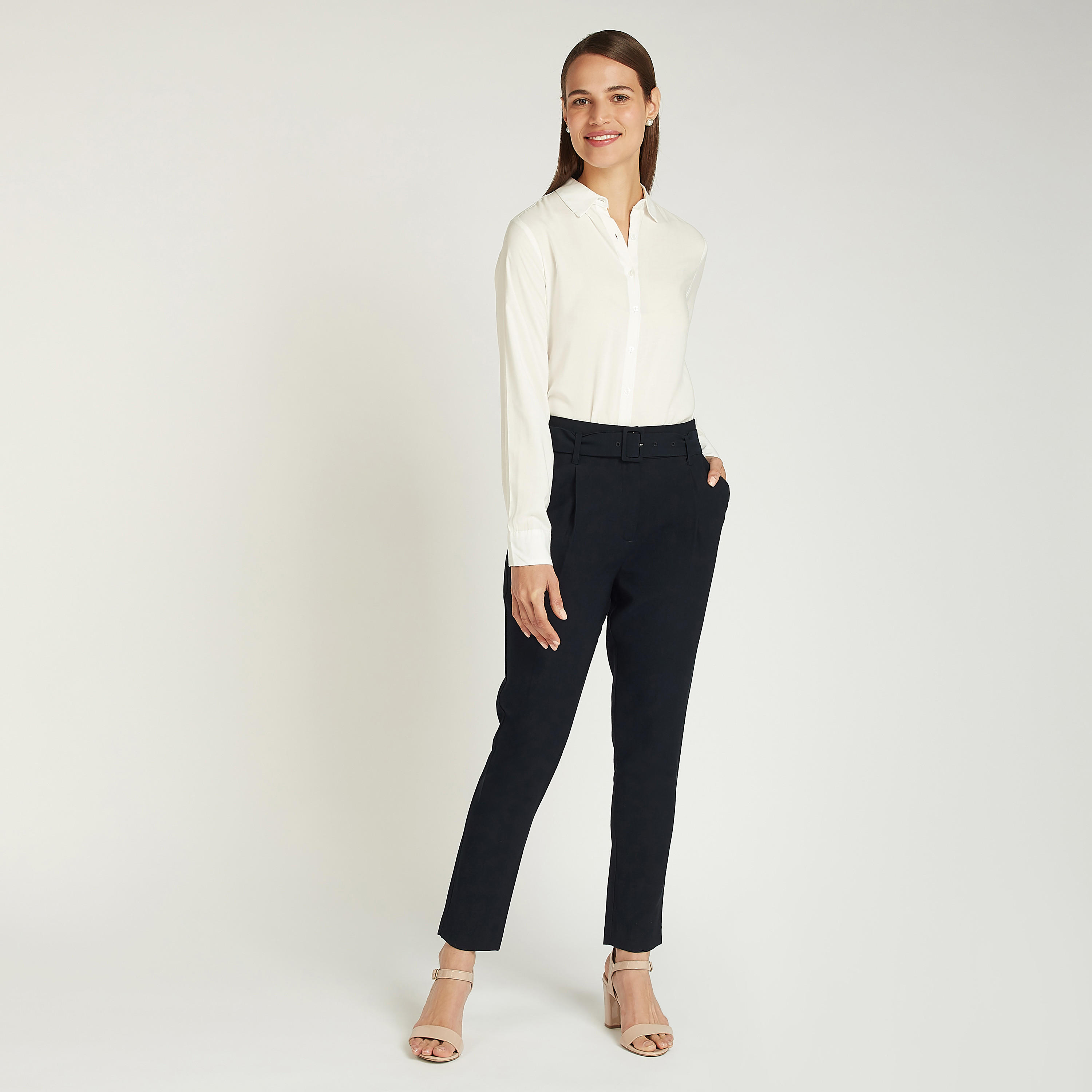 بنطلون قصير سادة بخصر متوسط الارتفاع وحزام-women-clothing-bottoms-trousers-image-2