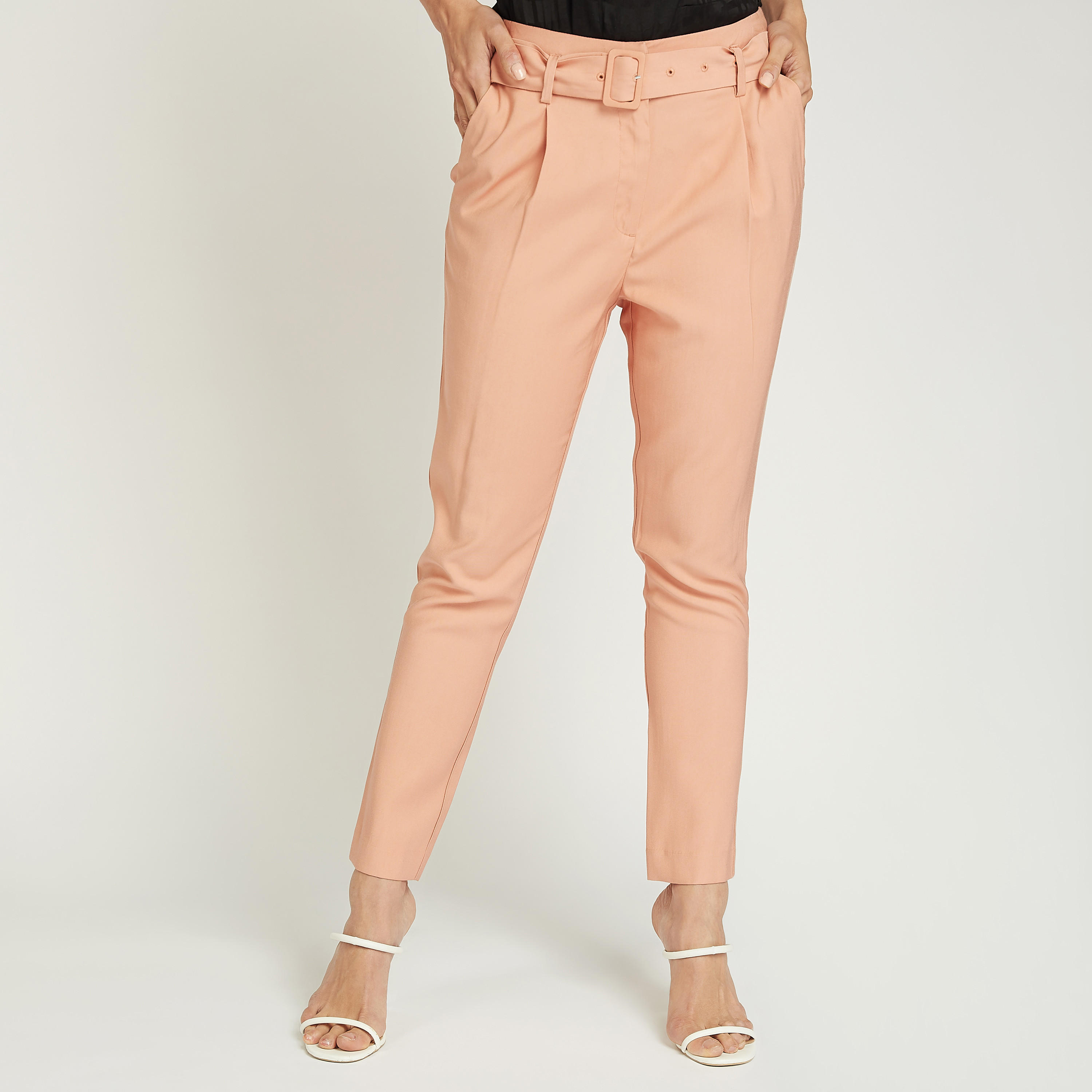 بنطلون قصير سادة بخصر متوسط الارتفاع وحزام-women-clothing-bottoms-trousers-image-5
