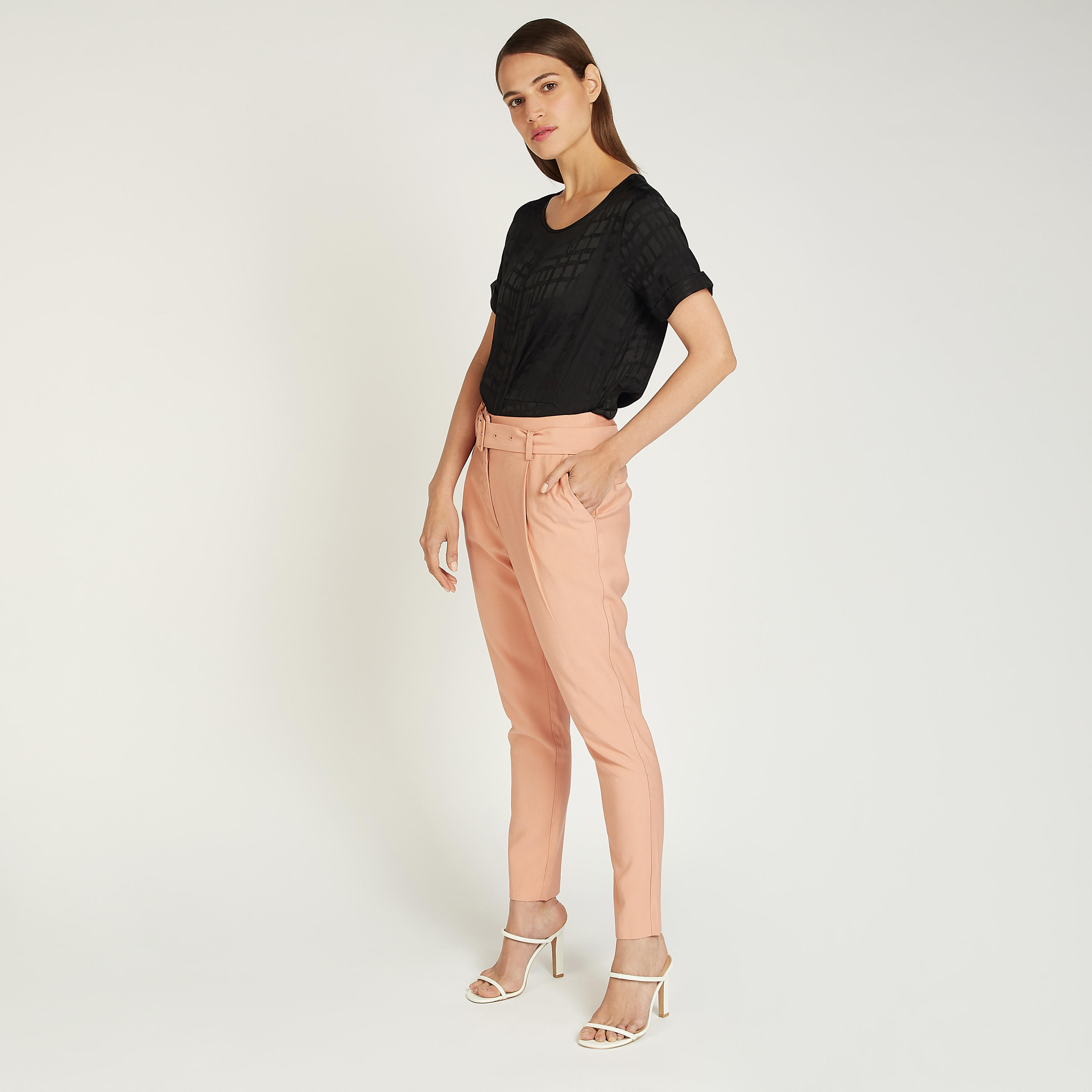 بنطلون قصير سادة بخصر متوسط الارتفاع وحزام-women-clothing-bottoms-trousers-image-6