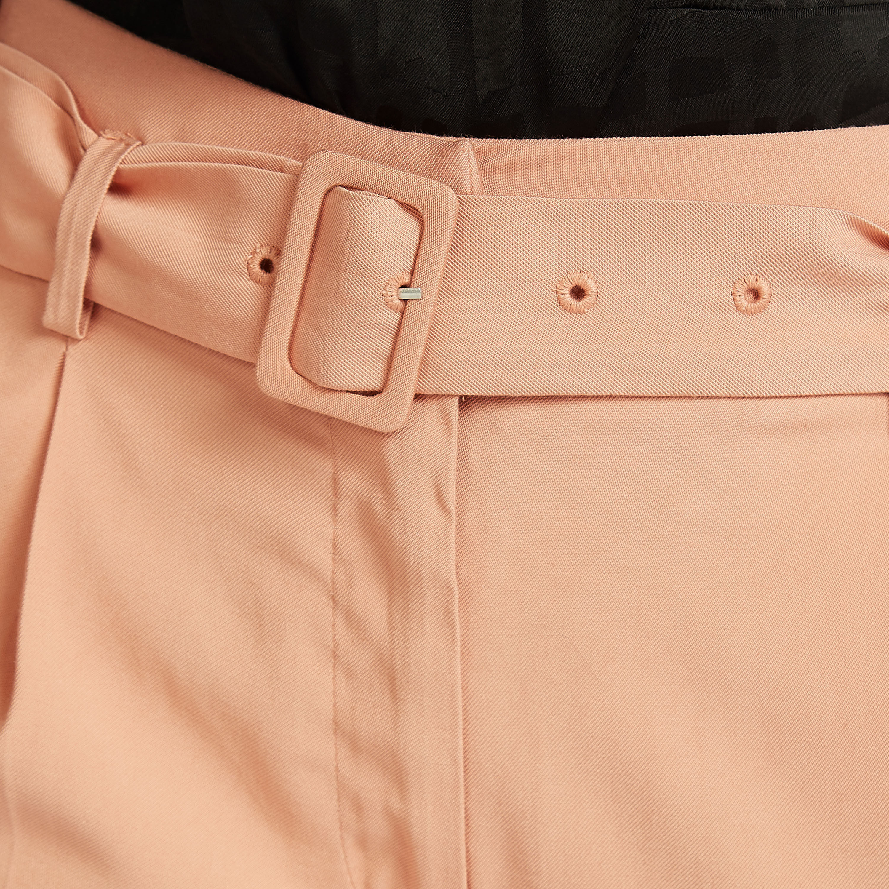 بنطلون قصير سادة بخصر متوسط الارتفاع وحزام-women-clothing-bottoms-trousers-image-7