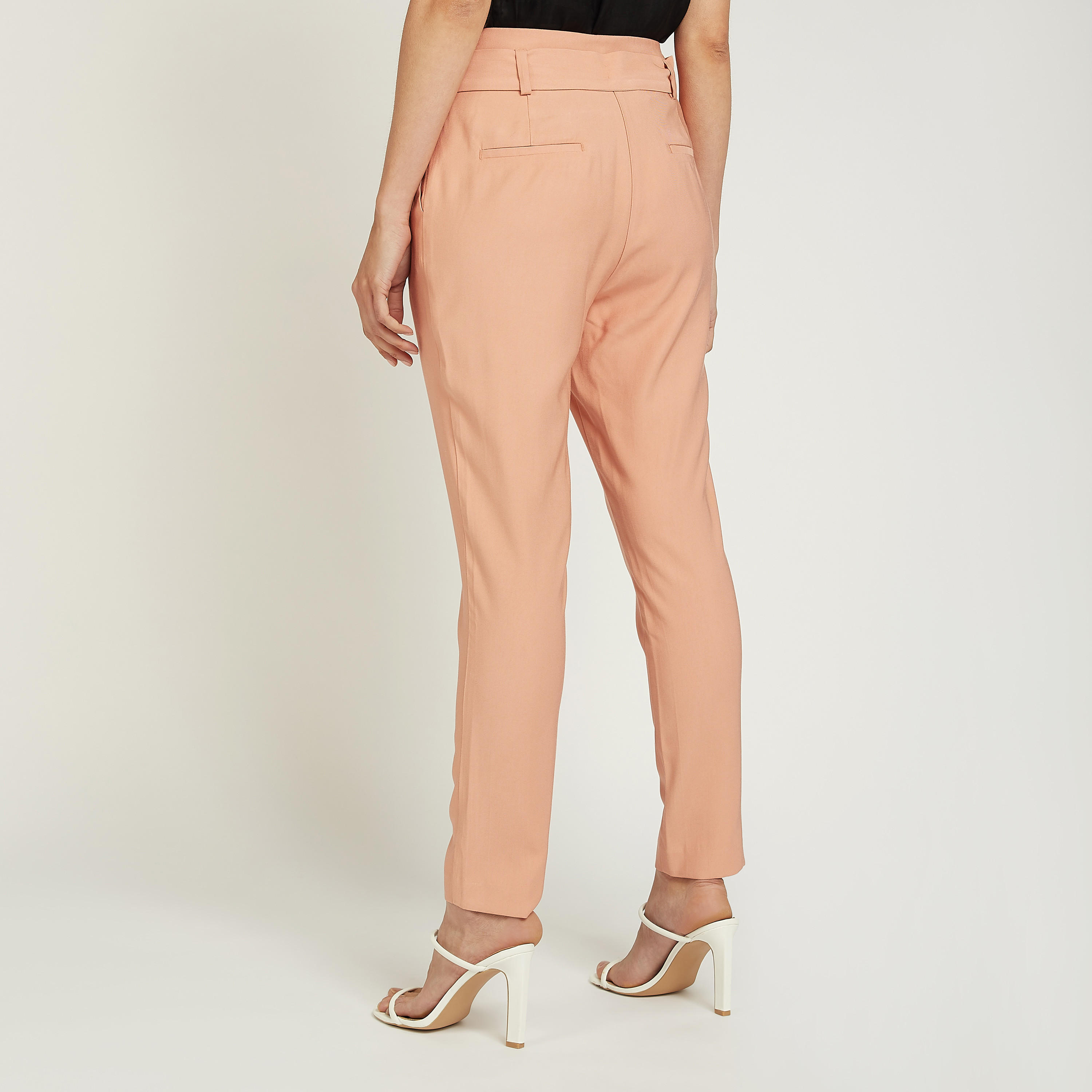 بنطلون قصير سادة بخصر متوسط الارتفاع وحزام-women-clothing-bottoms-trousers-image-8
