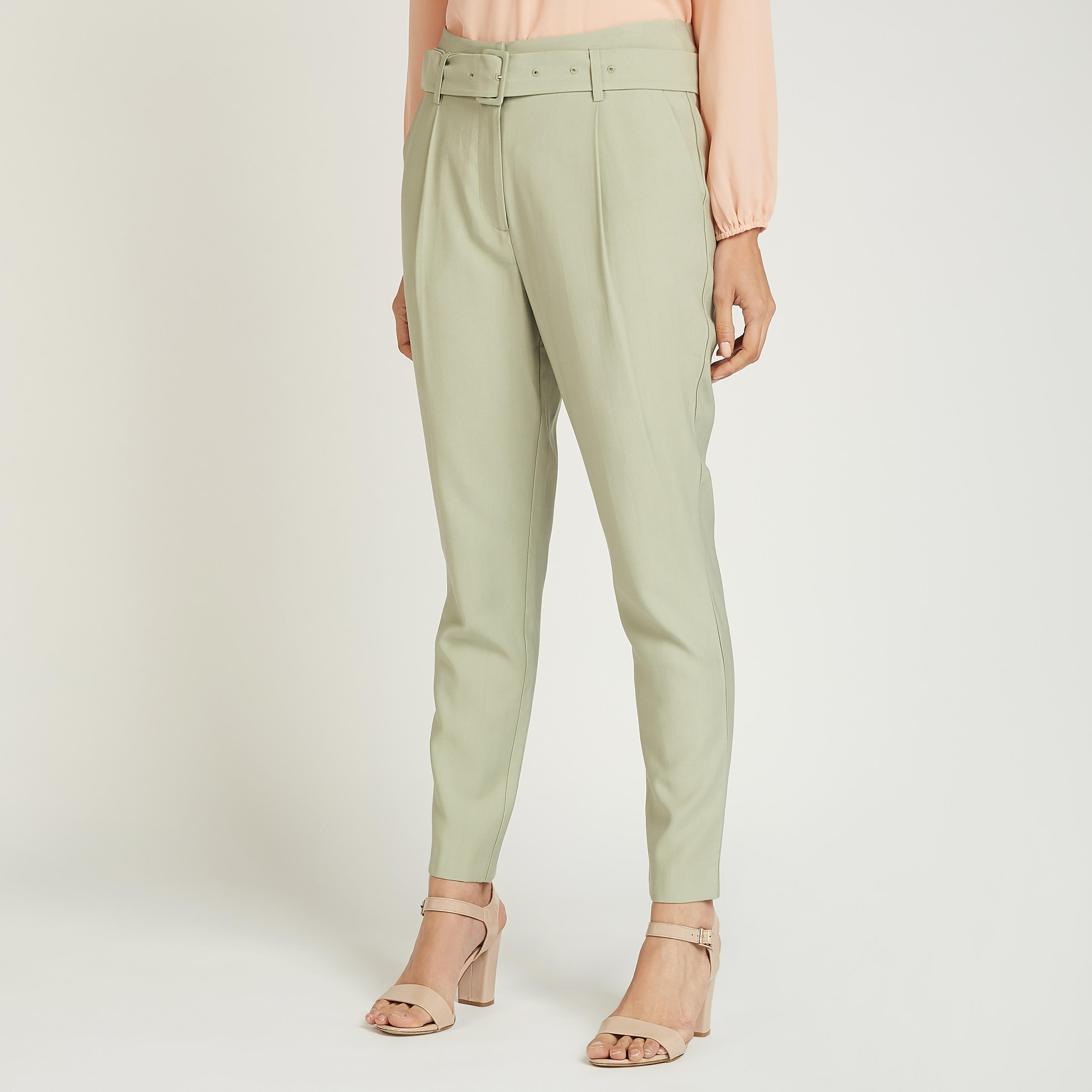 بنطلون قصير سادة بخصر متوسط الارتفاع وحزام-women-clothing-bottoms-trousers-image-9