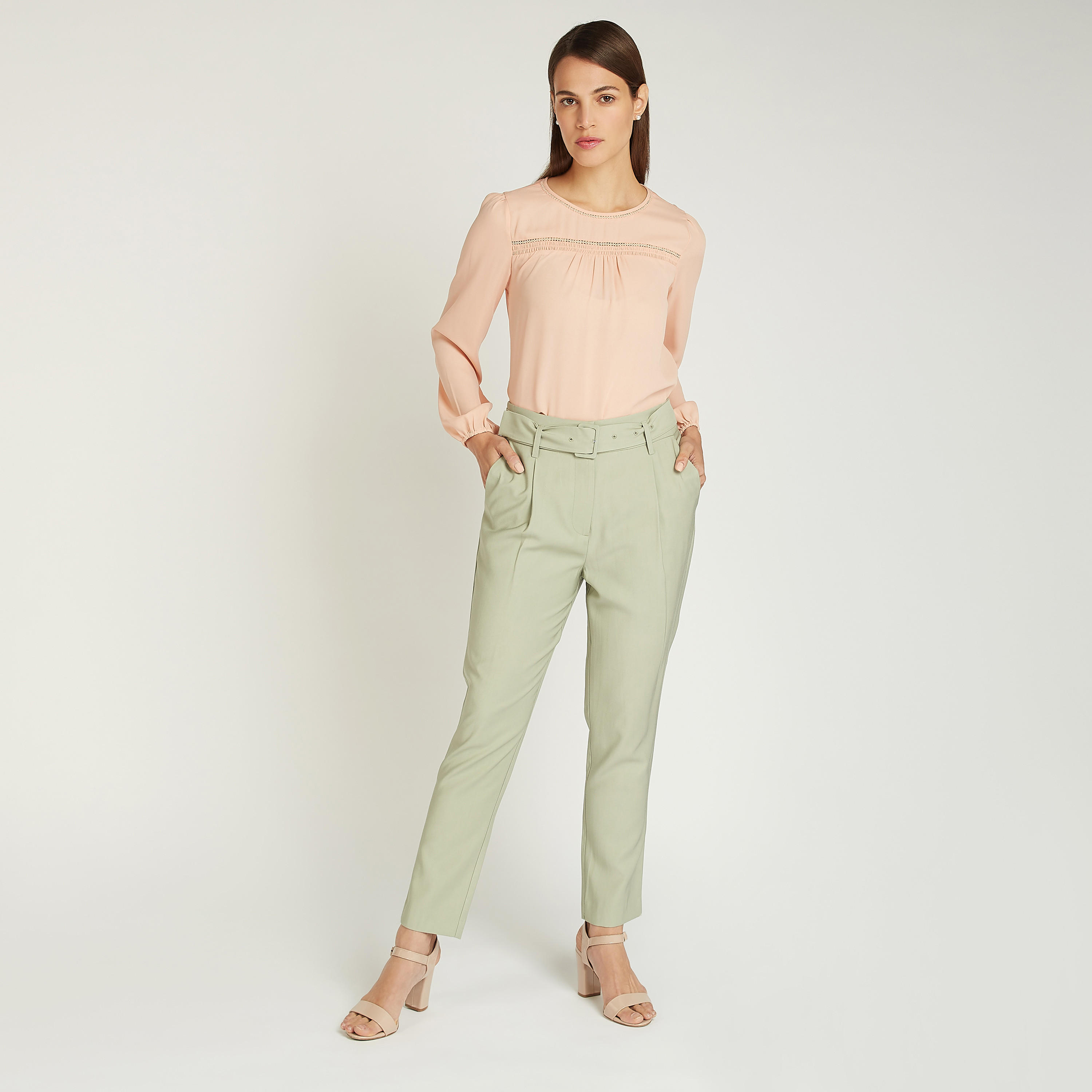بنطلون قصير سادة بخصر متوسط الارتفاع وحزام-women-clothing-bottoms-trousers-image-10