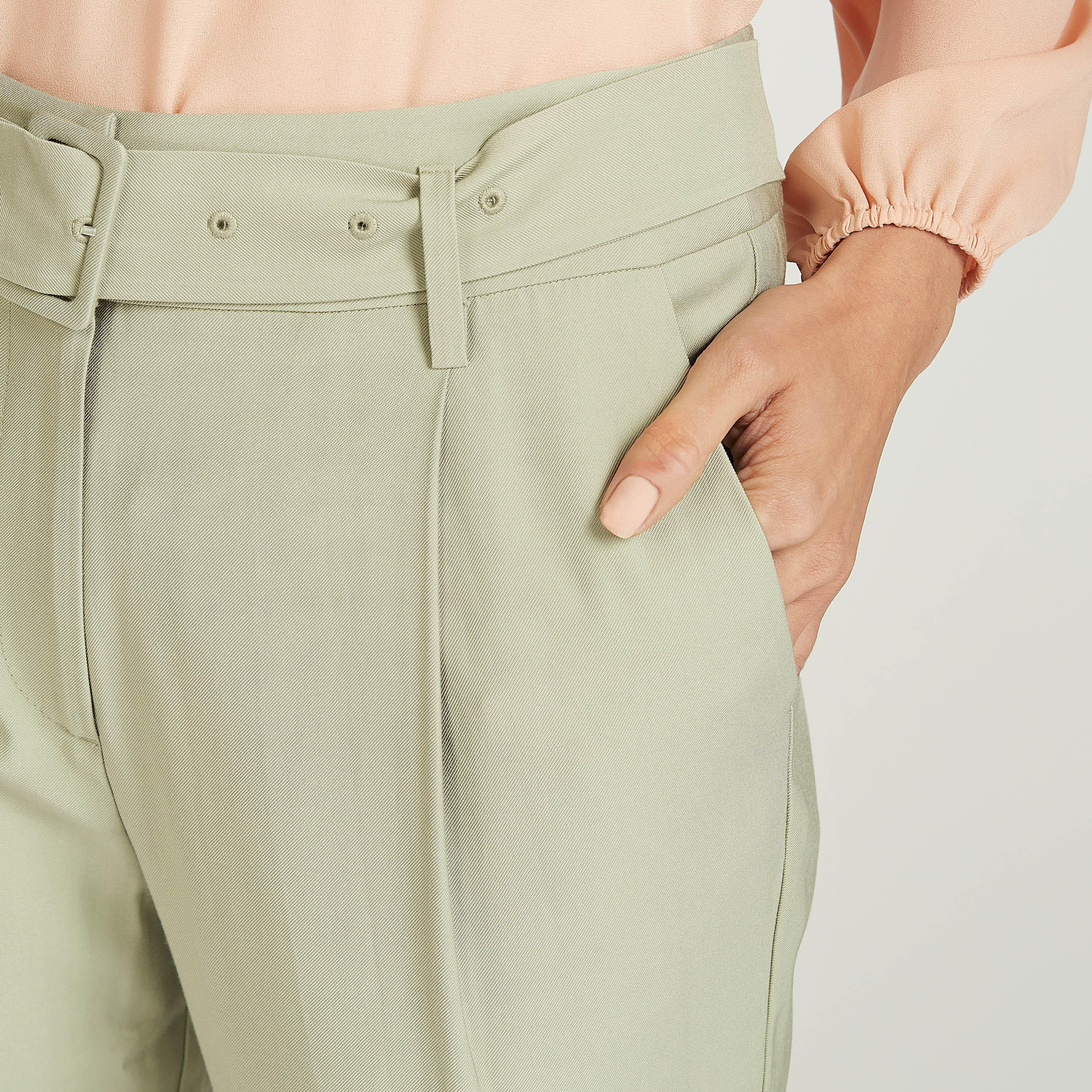 بنطلون قصير سادة بخصر متوسط الارتفاع وحزام-women-clothing-bottoms-trousers-image-11