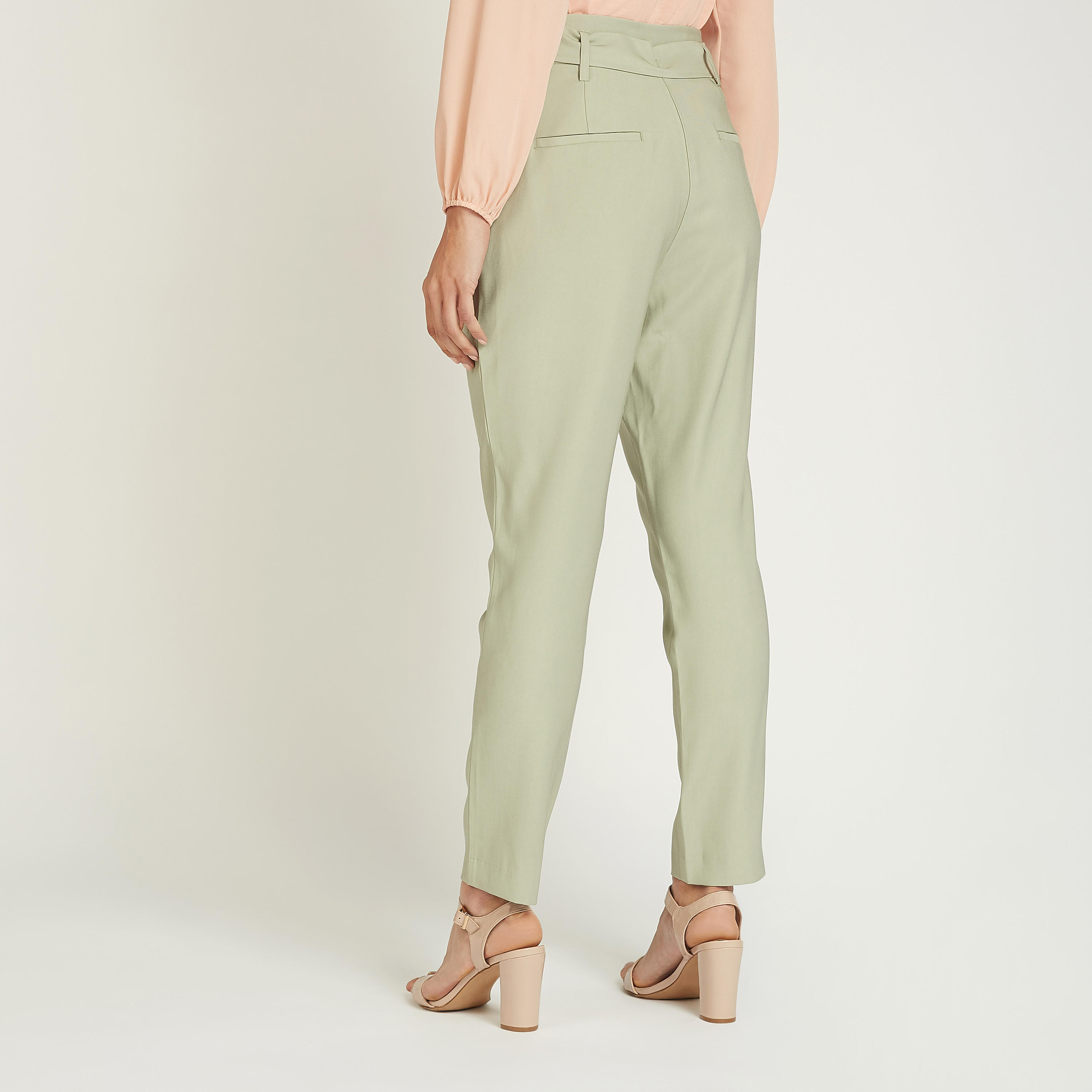 بنطلون قصير سادة بخصر متوسط الارتفاع وحزام-women-clothing-bottoms-trousers-image-12