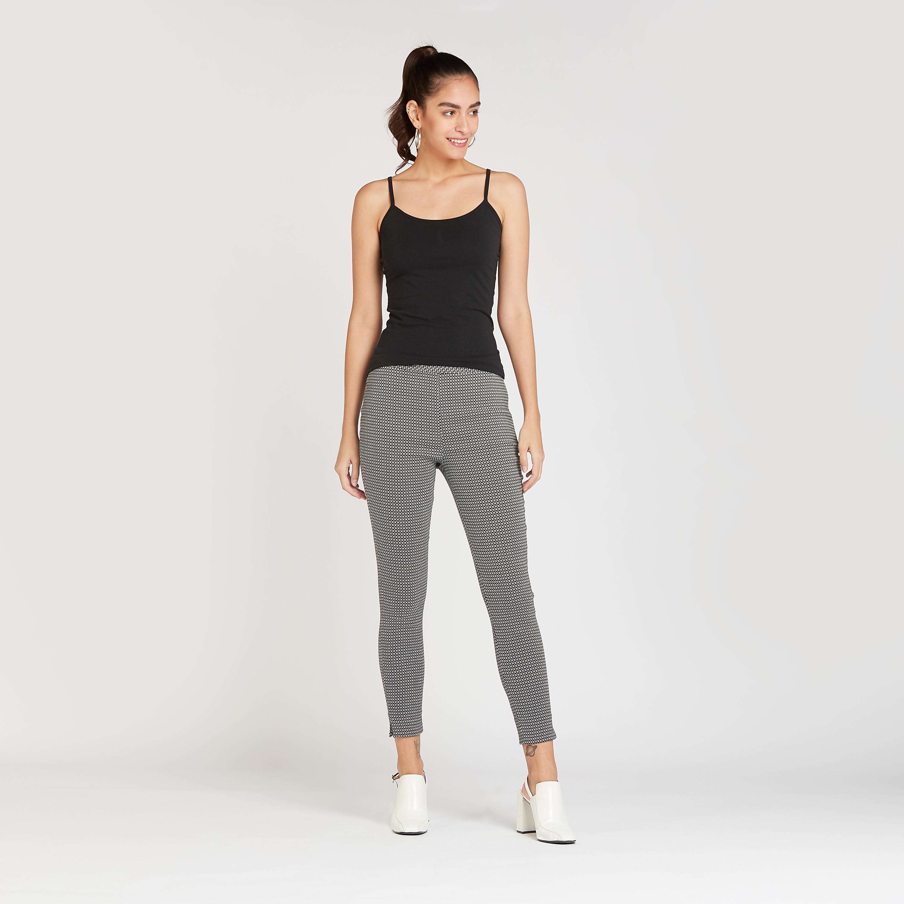 بنطلون تريقنز بخصر مطّاطي وطبعات-women-clothing-bottoms-trousers-image-2