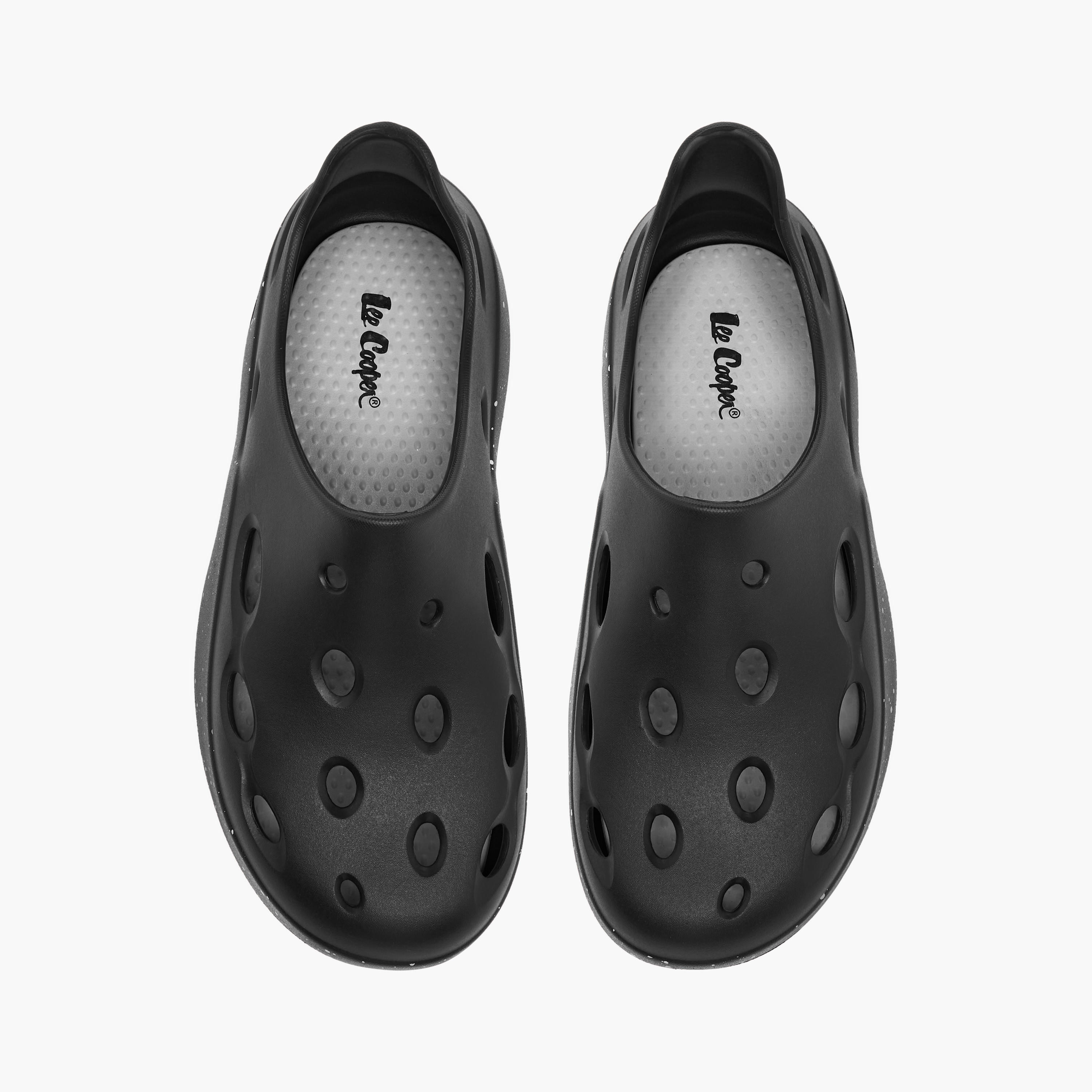 صندل كلوج سهل الارتداء بطبعات وتفاصيل مفرغة للرجال من لي كوبر-men-shoes-sandals-image-1