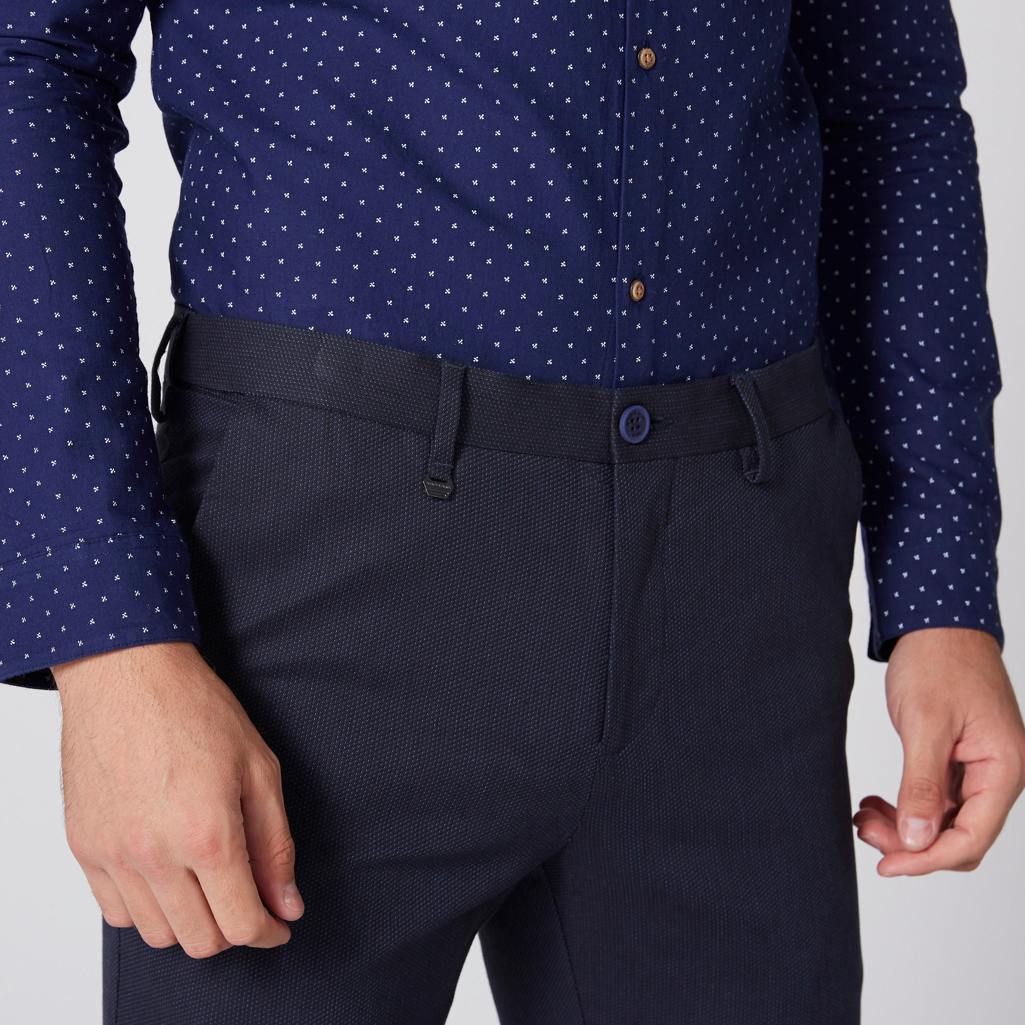 بنطال طويل بارز الملمس بزر إغلاق وجيوب-men-clothing-bottoms-trousersandchinos-trousers-image-2