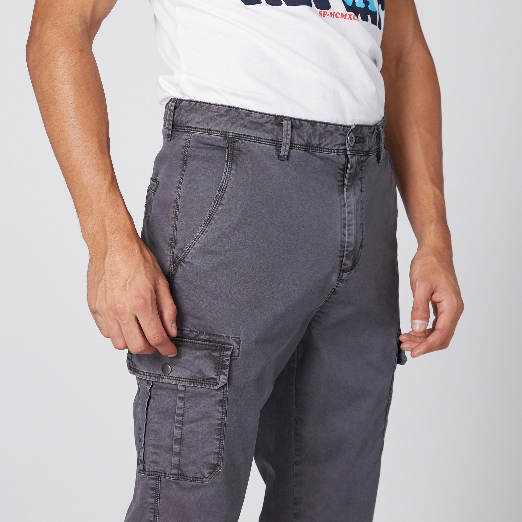 بنطال كارجو 3/4 بزر إغلاق وجيوب-men-clothing-bottoms-trousersandchinos-trousers-image-2