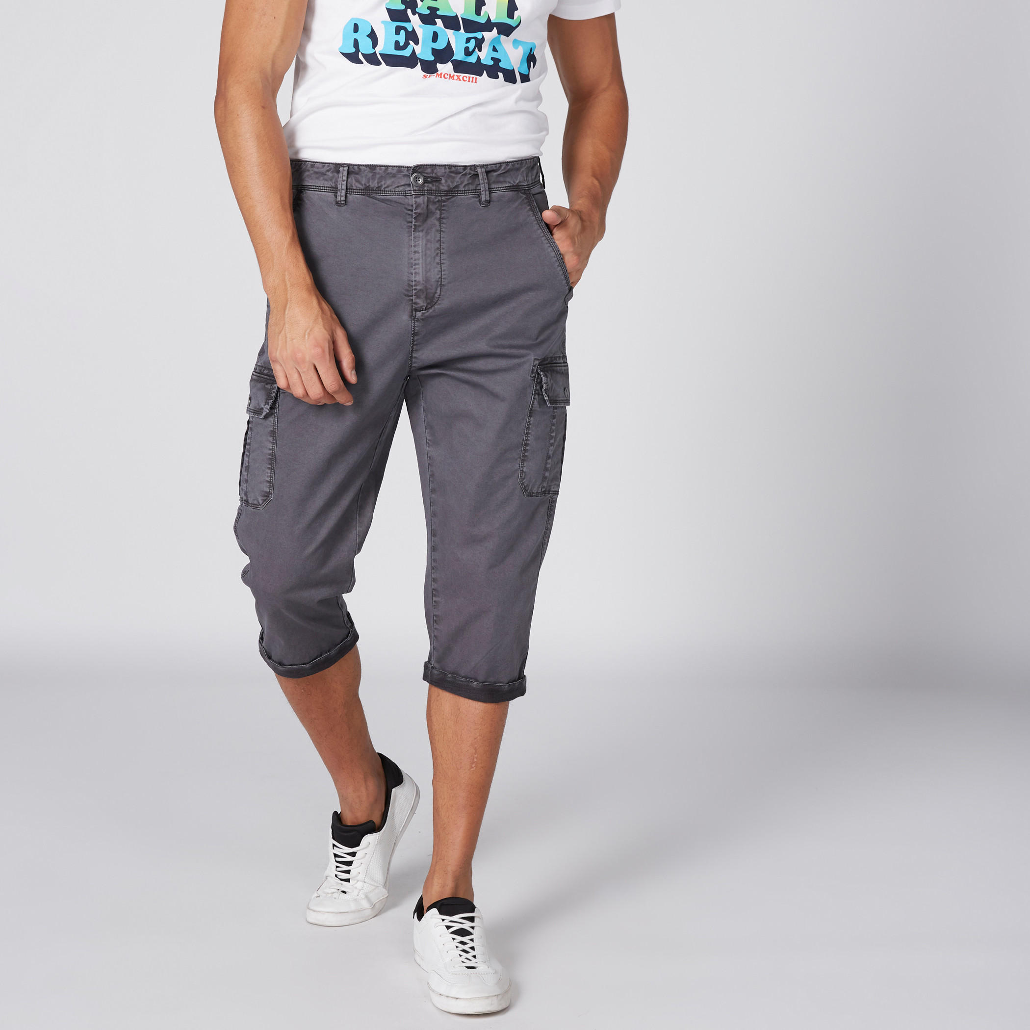 بنطال كارجو 3/4 بزر إغلاق وجيوب-men-clothing-bottoms-trousersandchinos-trousers-image-3