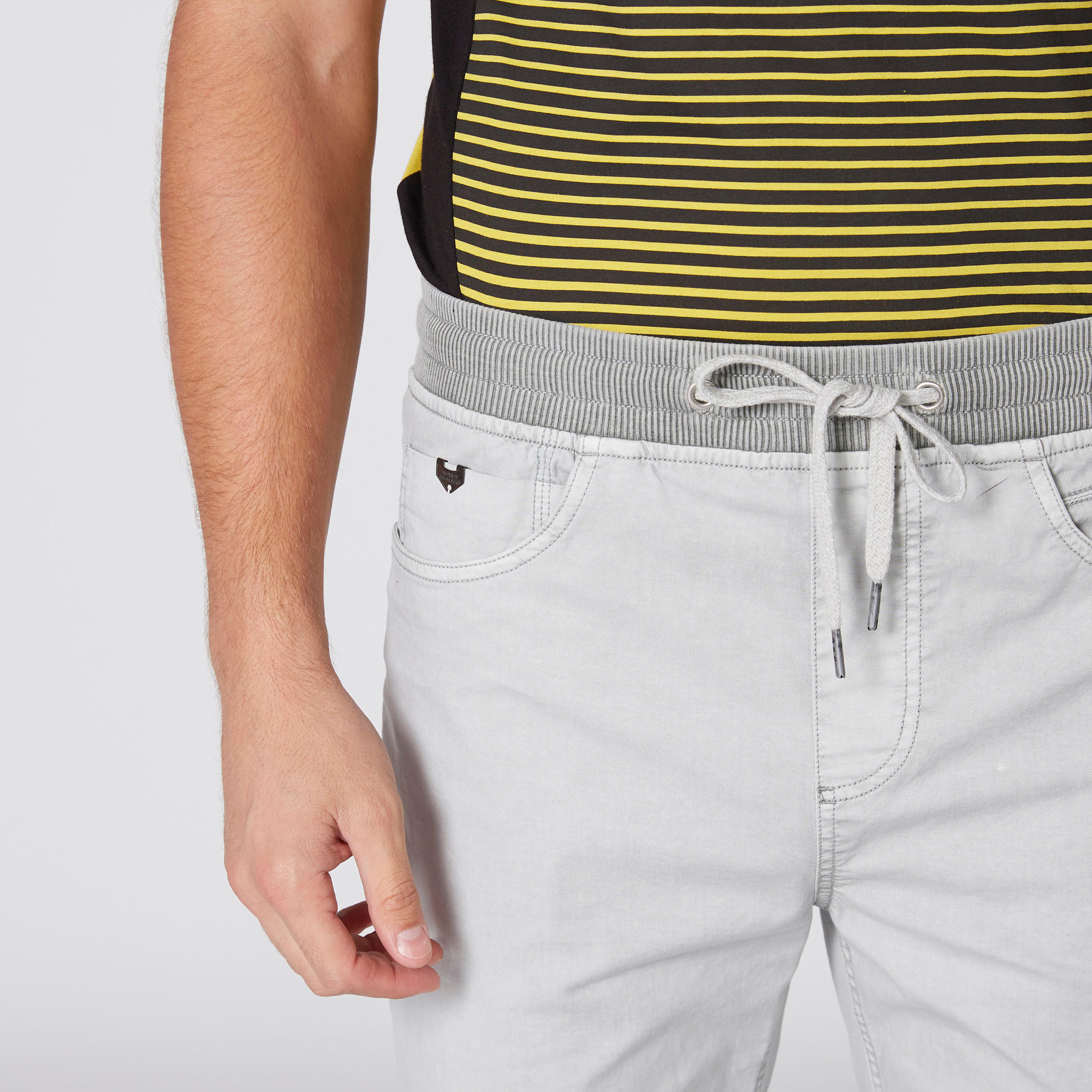 شورت منسوج بخصر مضلع وجيوب-men-clothing-bottoms-shorts-image-3