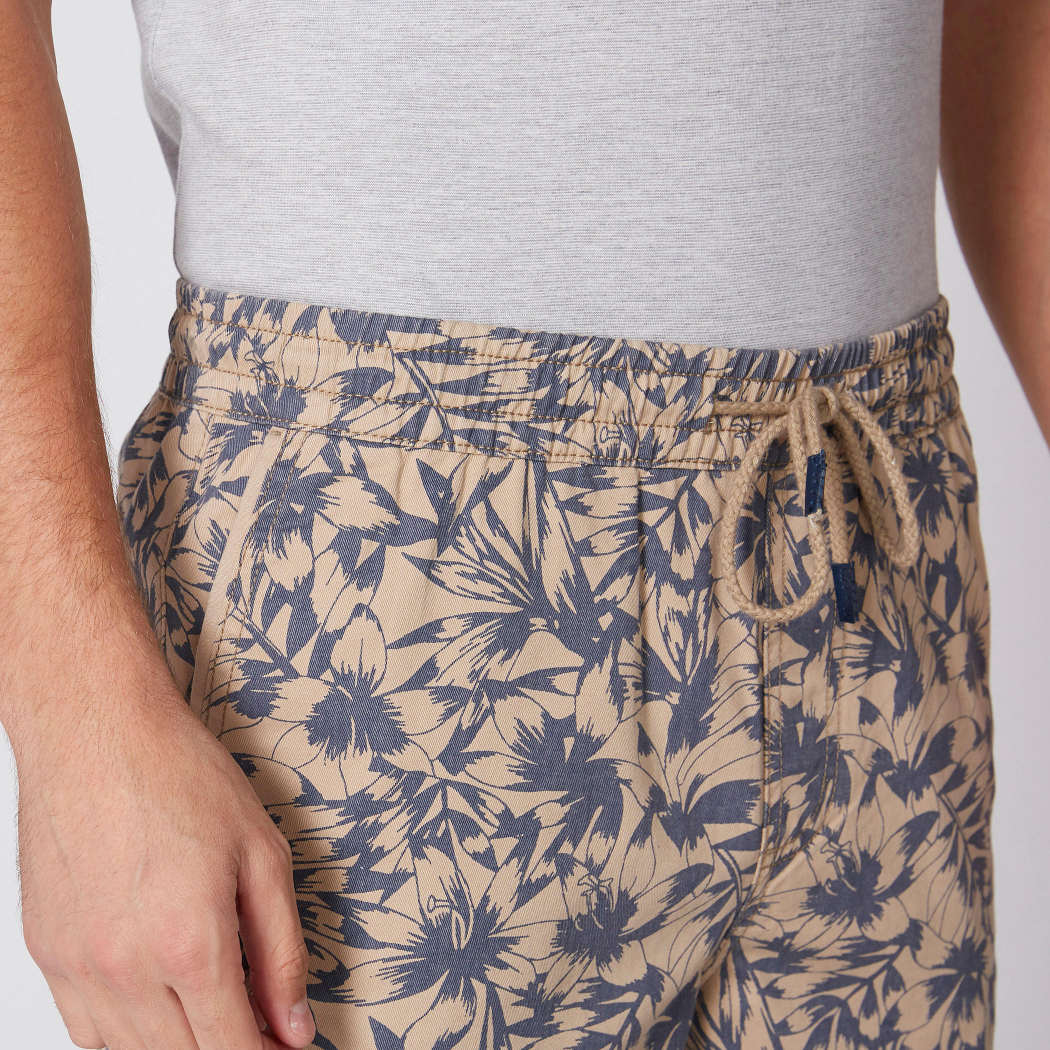 شورت بخصر مطّاطي وجيوب وطبعات-men-clothing-bottoms-shorts-image-3