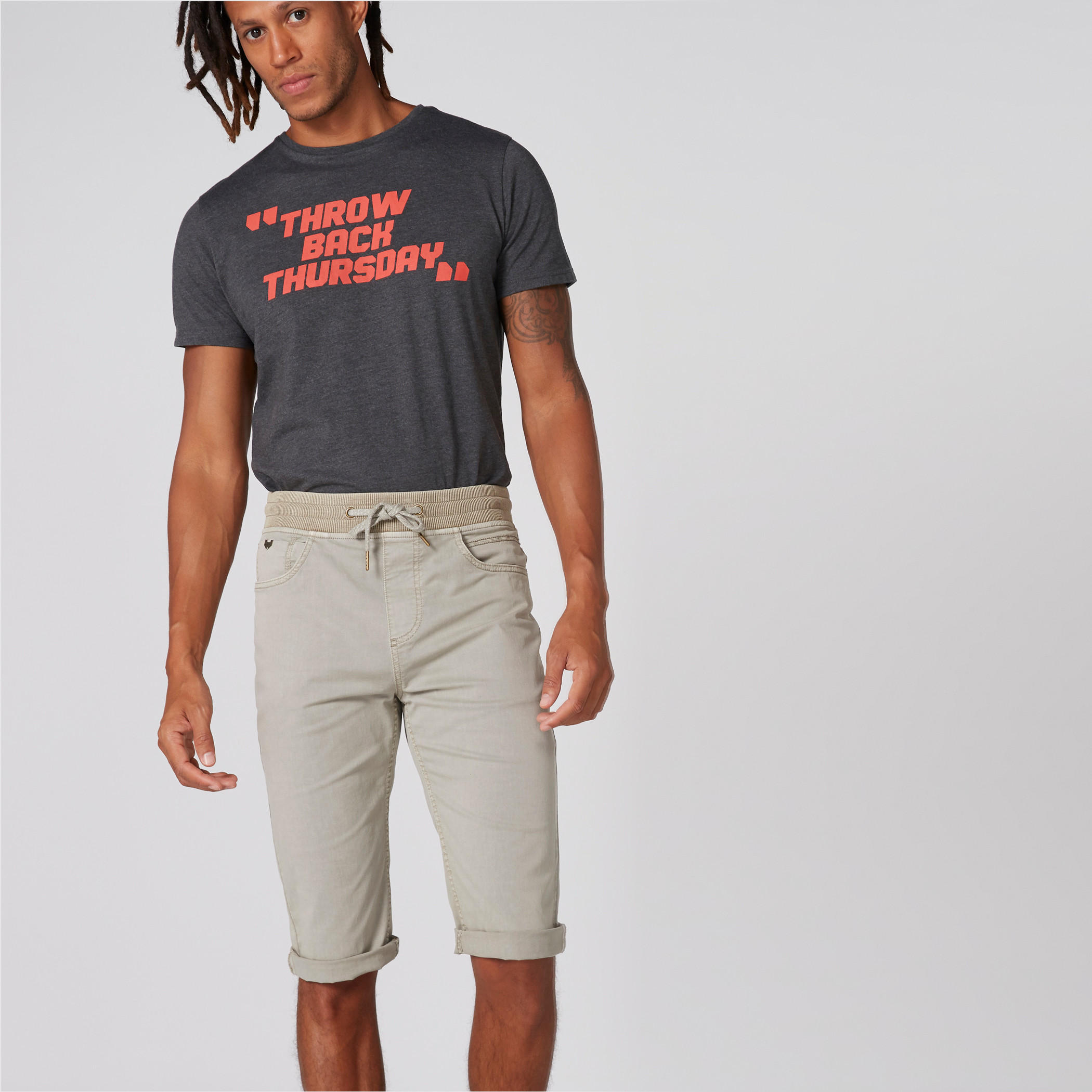تيشيرت بياقة مستديرة وأكمام قصيرة وطبعات-men-clothing-bottoms-shorts-image-3