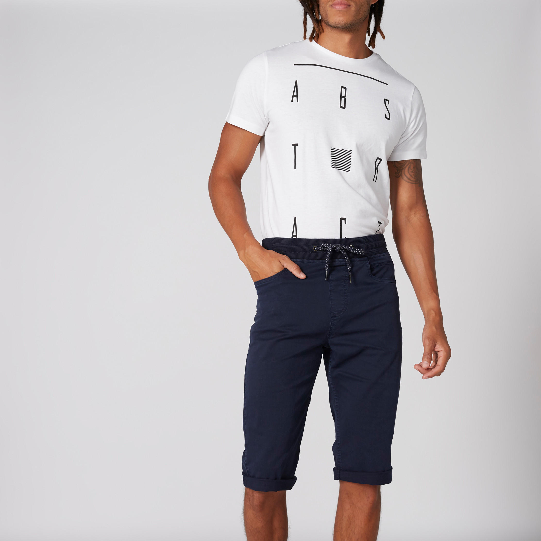 شورت بخصر مطّاطي وجيوب ورباط-men-clothing-bottoms-shorts-image-1