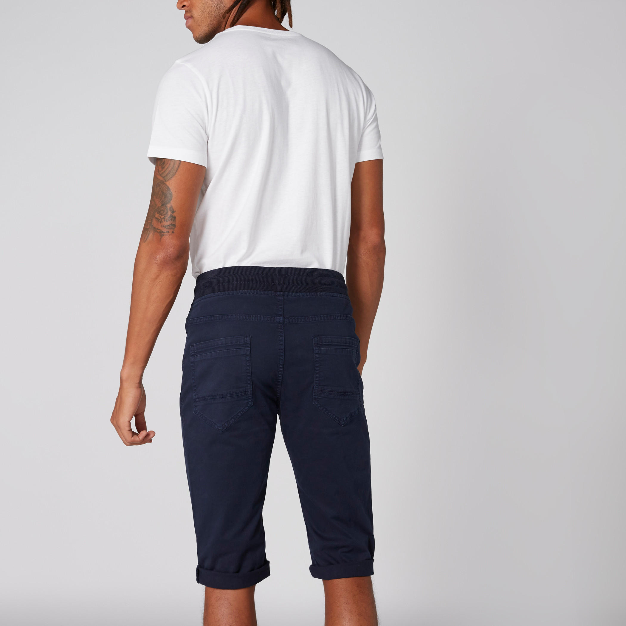 شورت بخصر مطّاطي وجيوب ورباط-men-clothing-bottoms-shorts-image-2