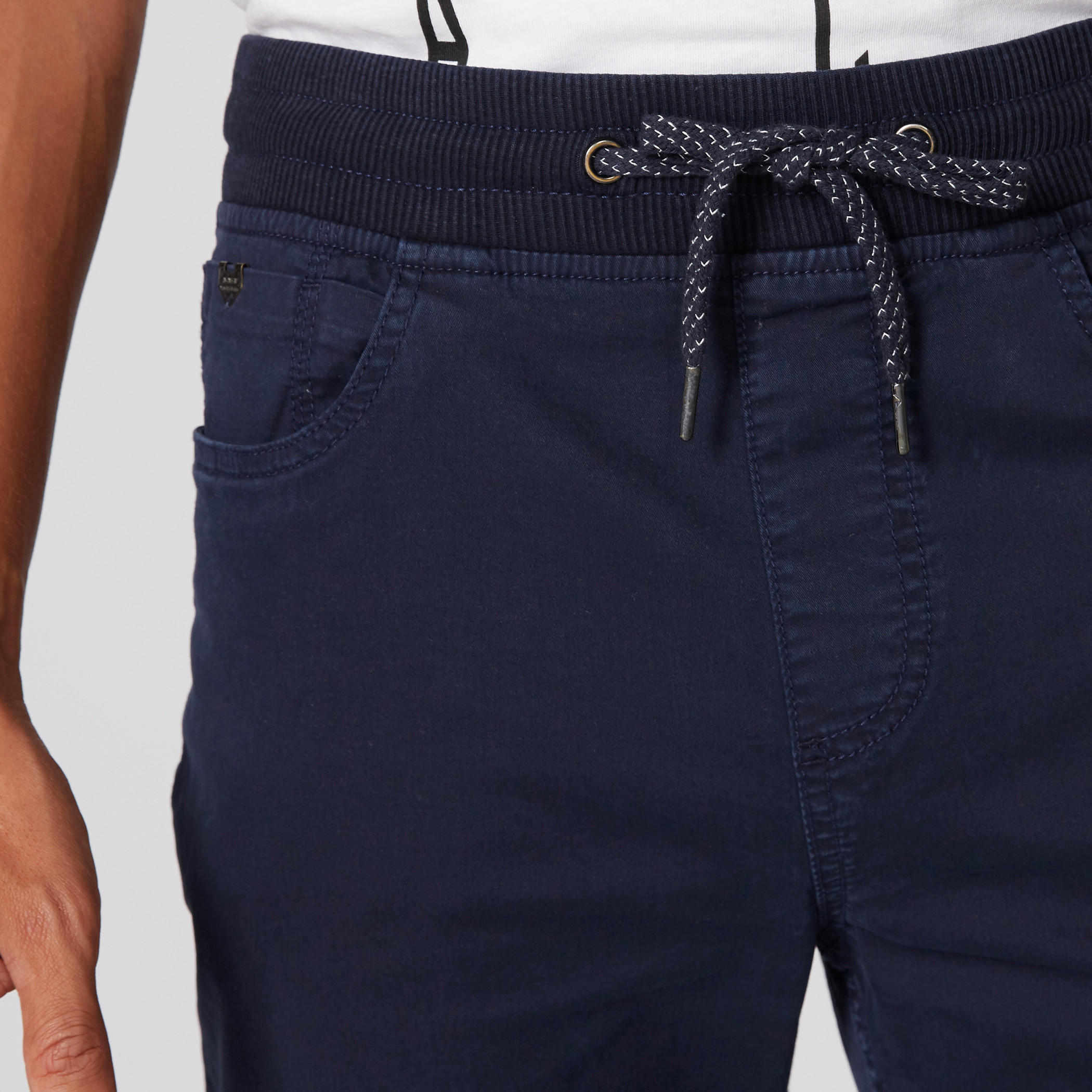 شورت بخصر مطّاطي وجيوب ورباط-men-clothing-bottoms-shorts-image-4