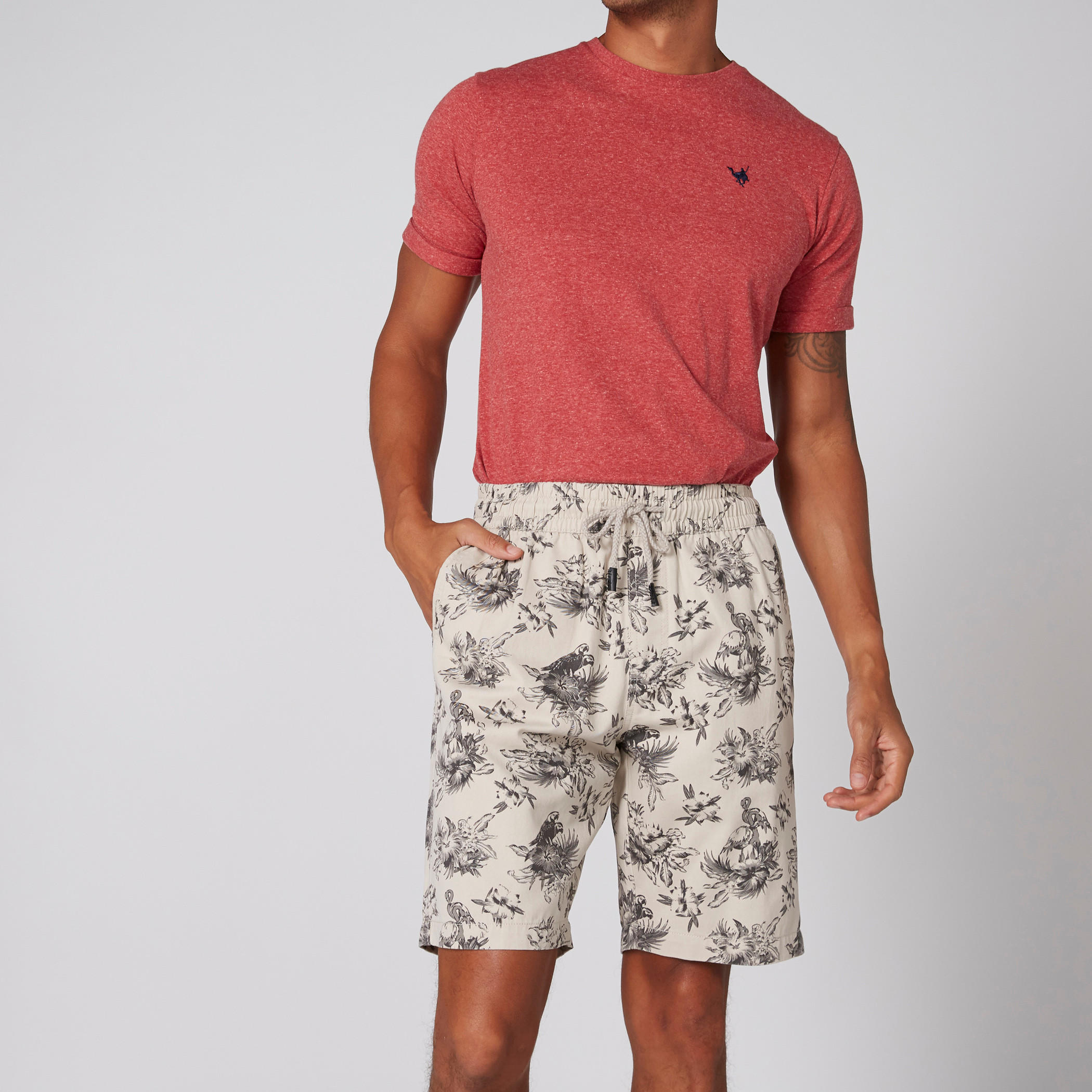 شورت بخصر مطّاطي وجيوب وطبعات استوائية-men-clothing-bottoms-shorts-image-1