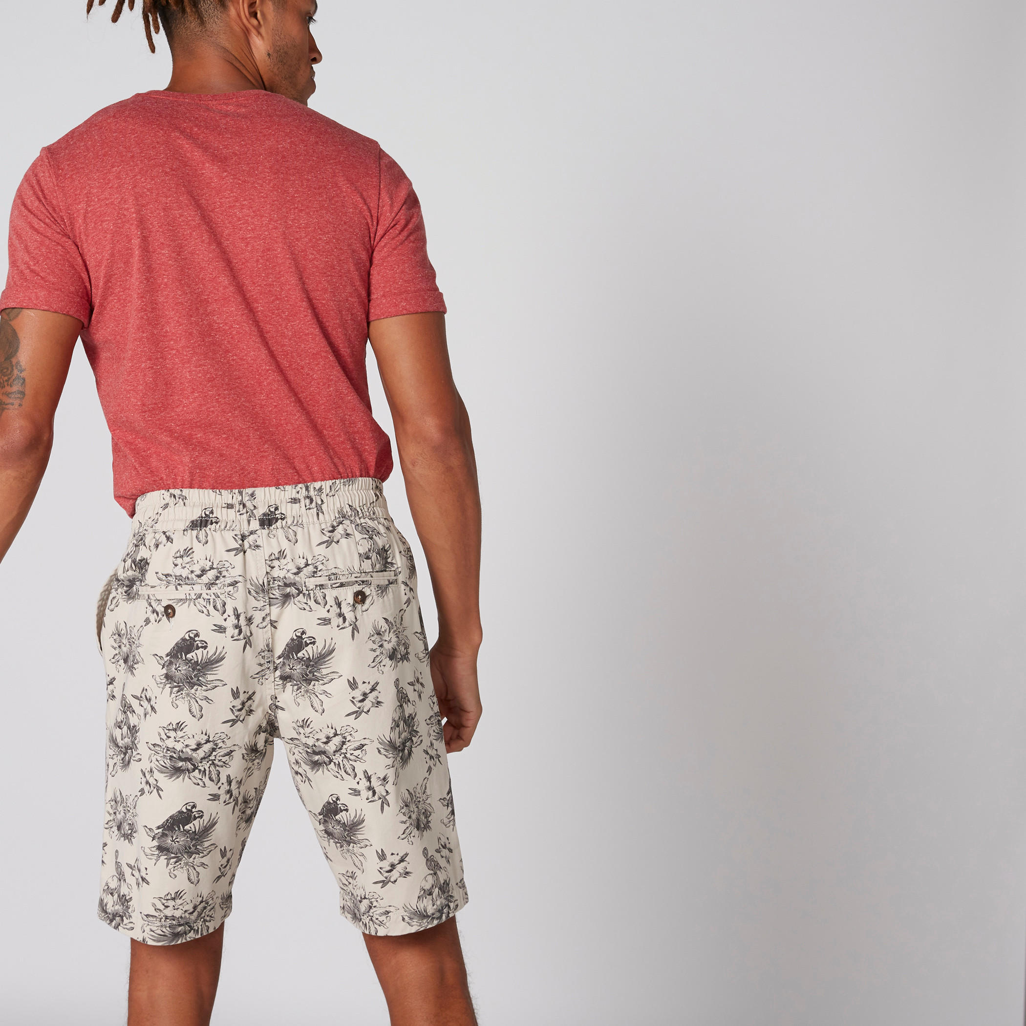 شورت بخصر مطّاطي وجيوب وطبعات استوائية-men-clothing-bottoms-shorts-image-2
