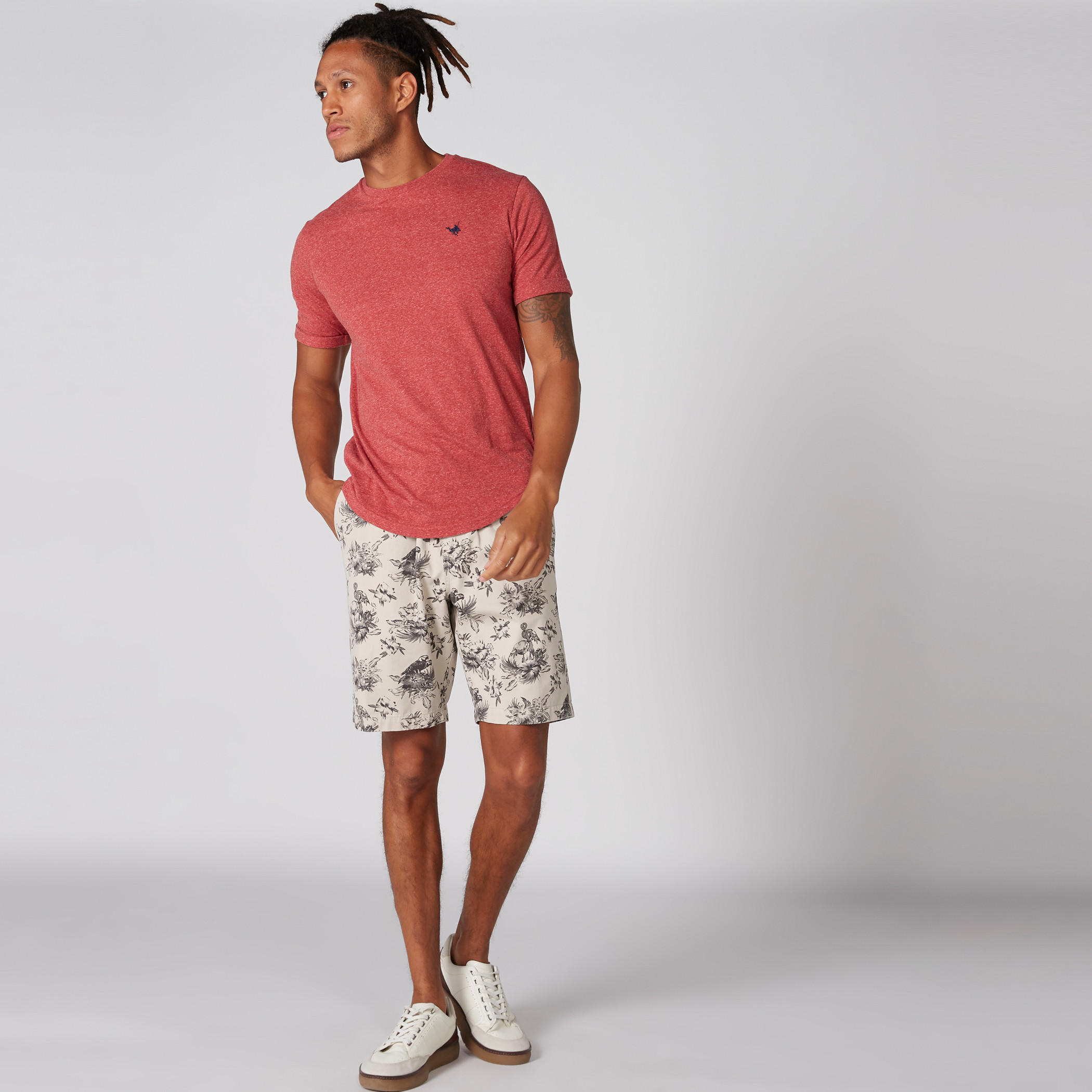 شورت بخصر مطّاطي وجيوب وطبعات استوائية-men-clothing-bottoms-shorts-image-3
