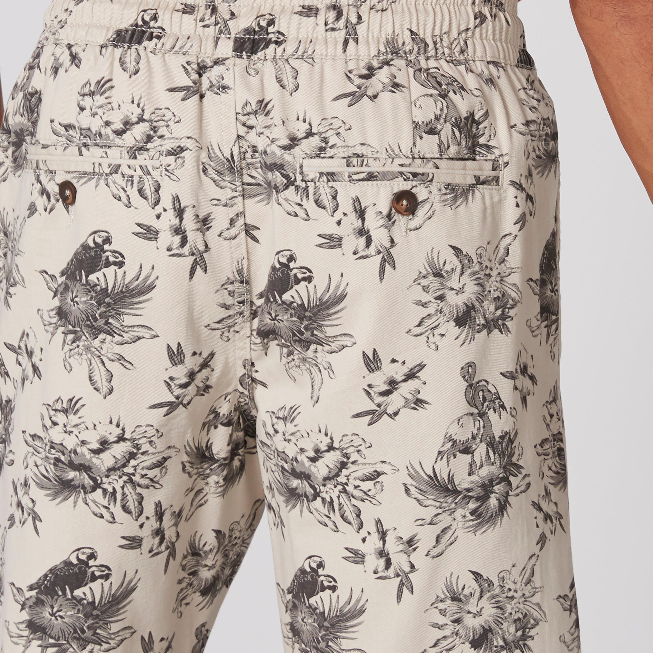 شورت بخصر مطّاطي وجيوب وطبعات استوائية-men-clothing-bottoms-shorts-image-5