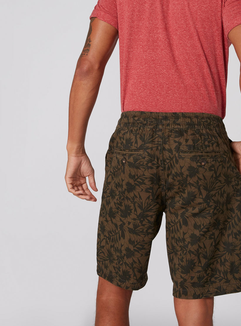شورت بخصر مطّاطي وجيوب وطبعات-men-clothing-bottoms-shorts-image-2