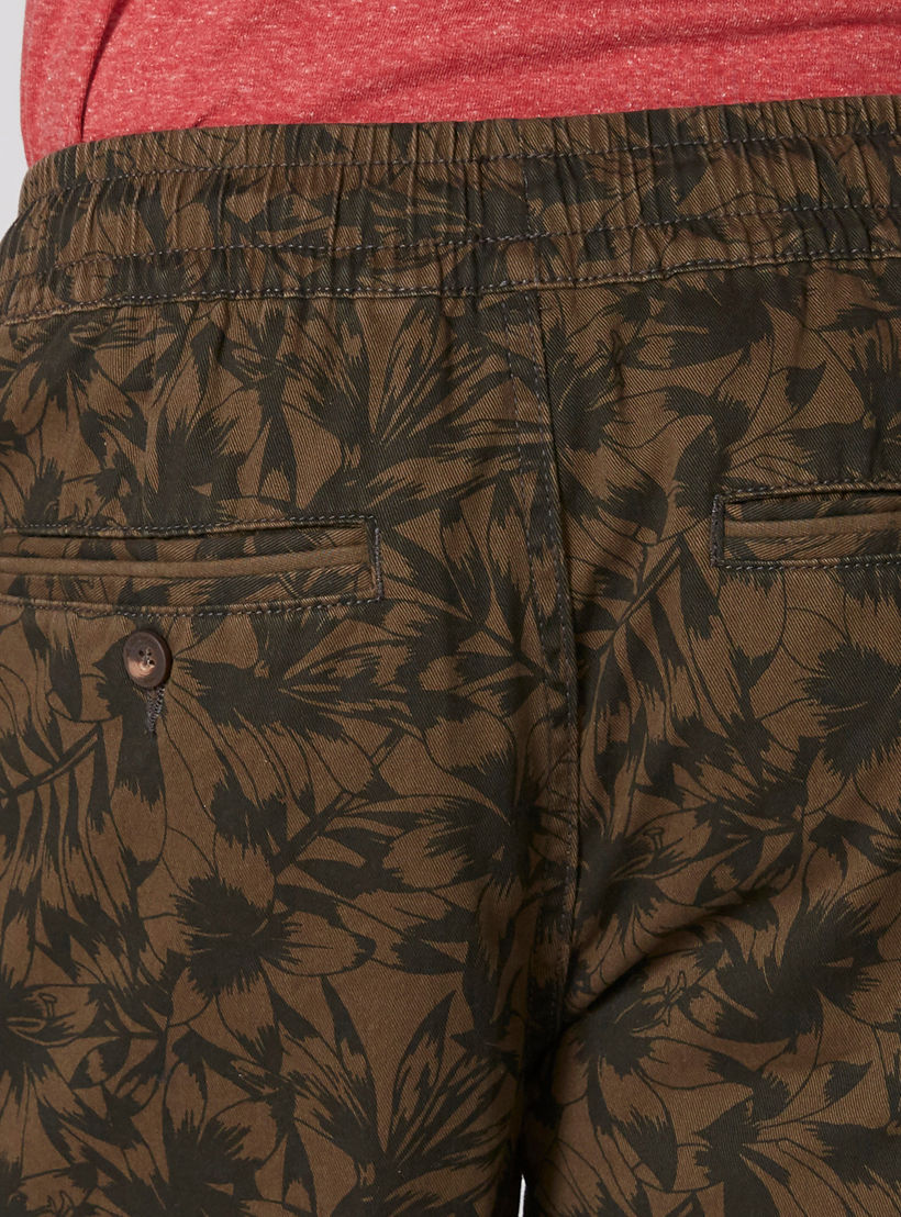 شورت بخصر مطّاطي وجيوب وطبعات-men-clothing-bottoms-shorts-image-4