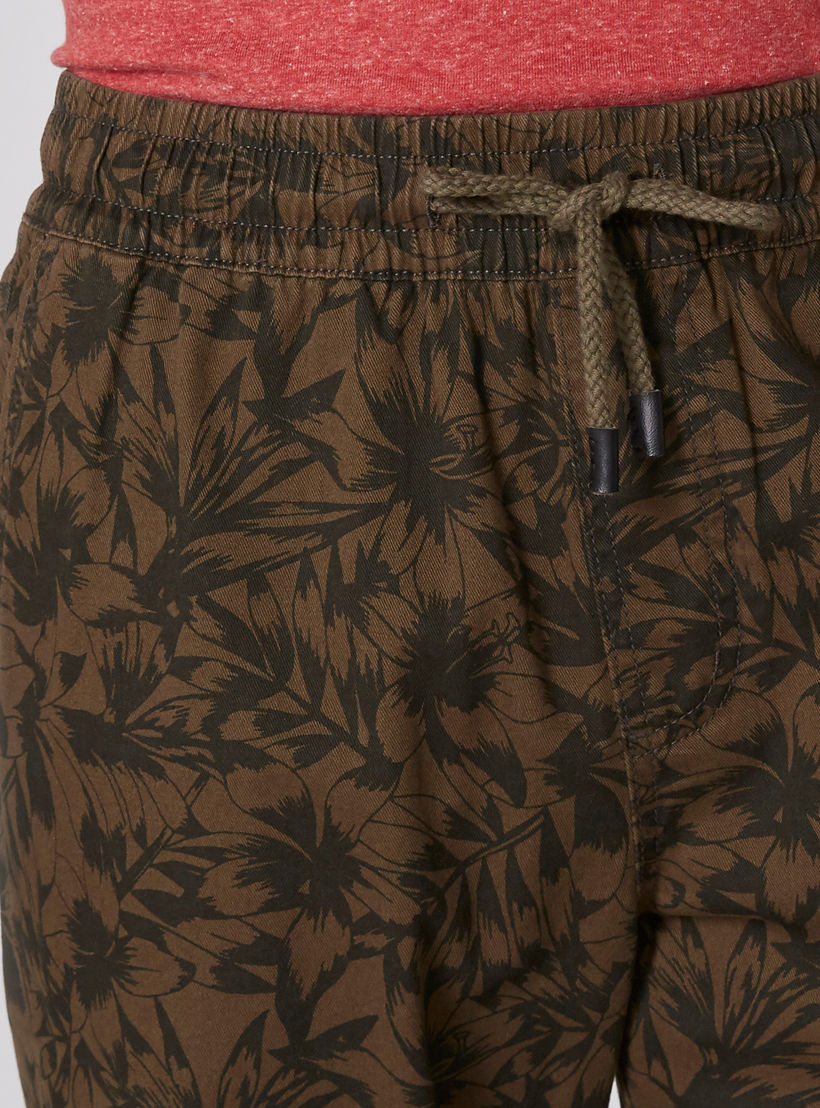 شورت بخصر مطّاطي وجيوب وطبعات-men-clothing-bottoms-shorts-image-5