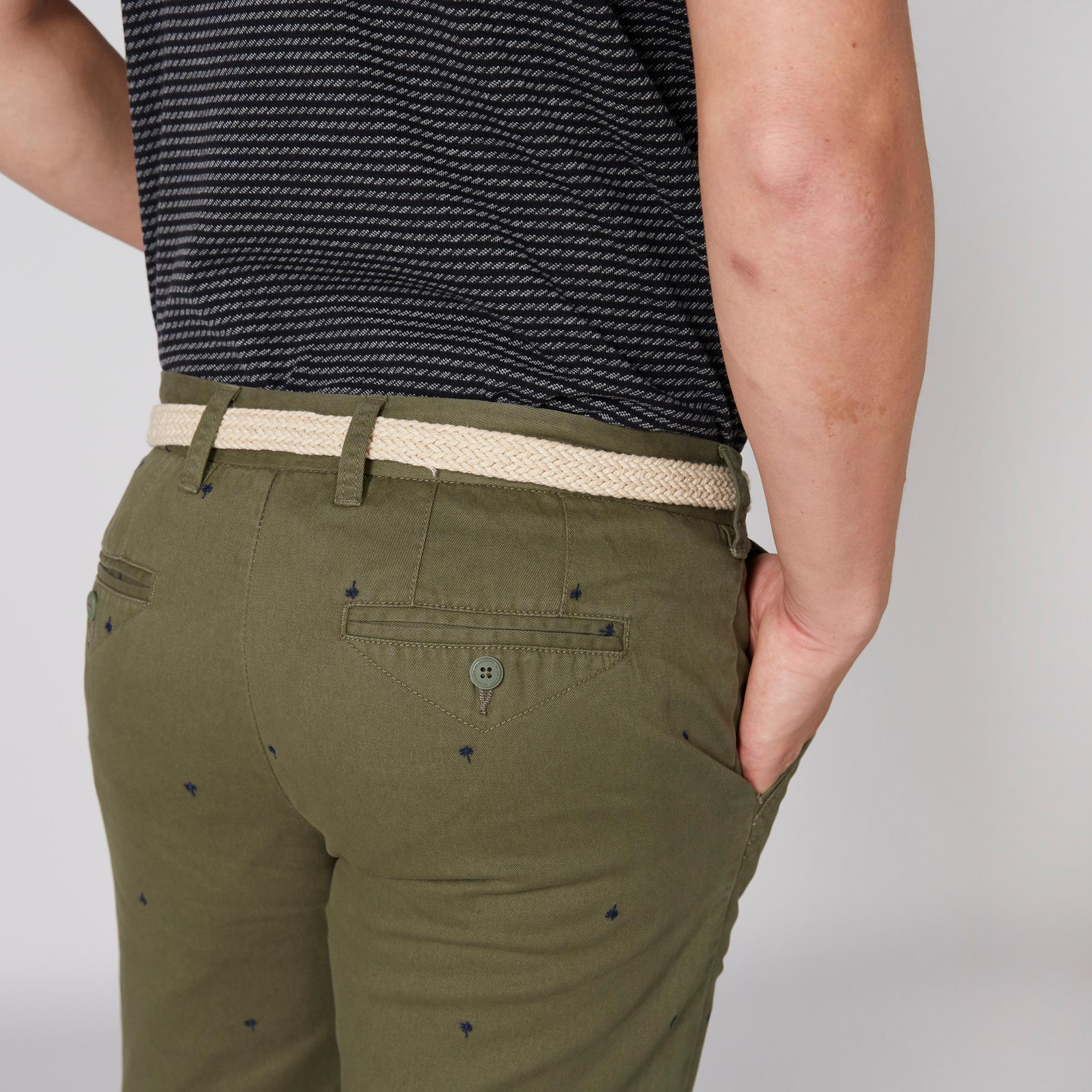 شورت مطرّز بجيوب وحزام-men-clothing-bottoms-shorts-image-4