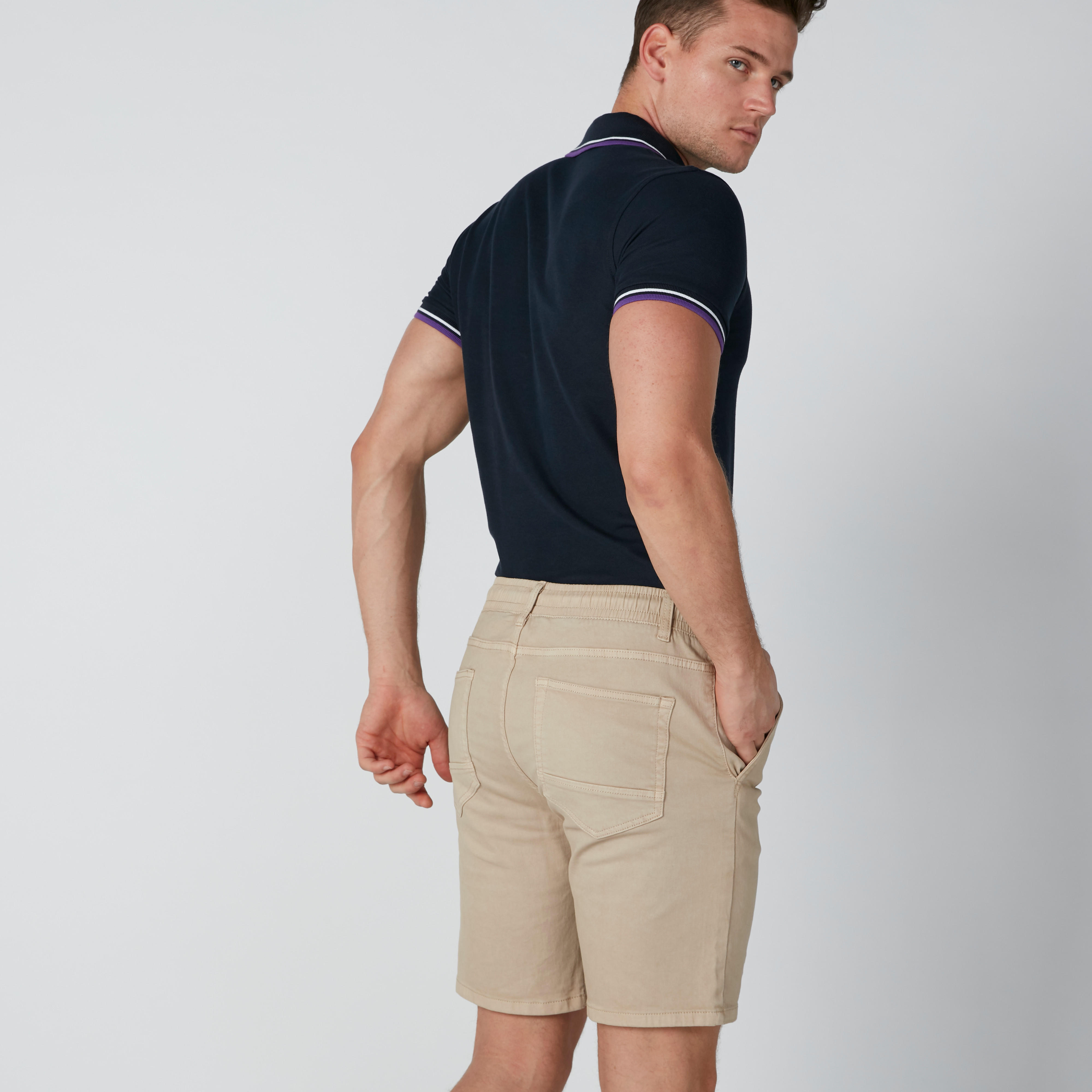 شورت سليم فيت بخصر مرن وجيوب-men-clothing-bottoms-shorts-image-3
