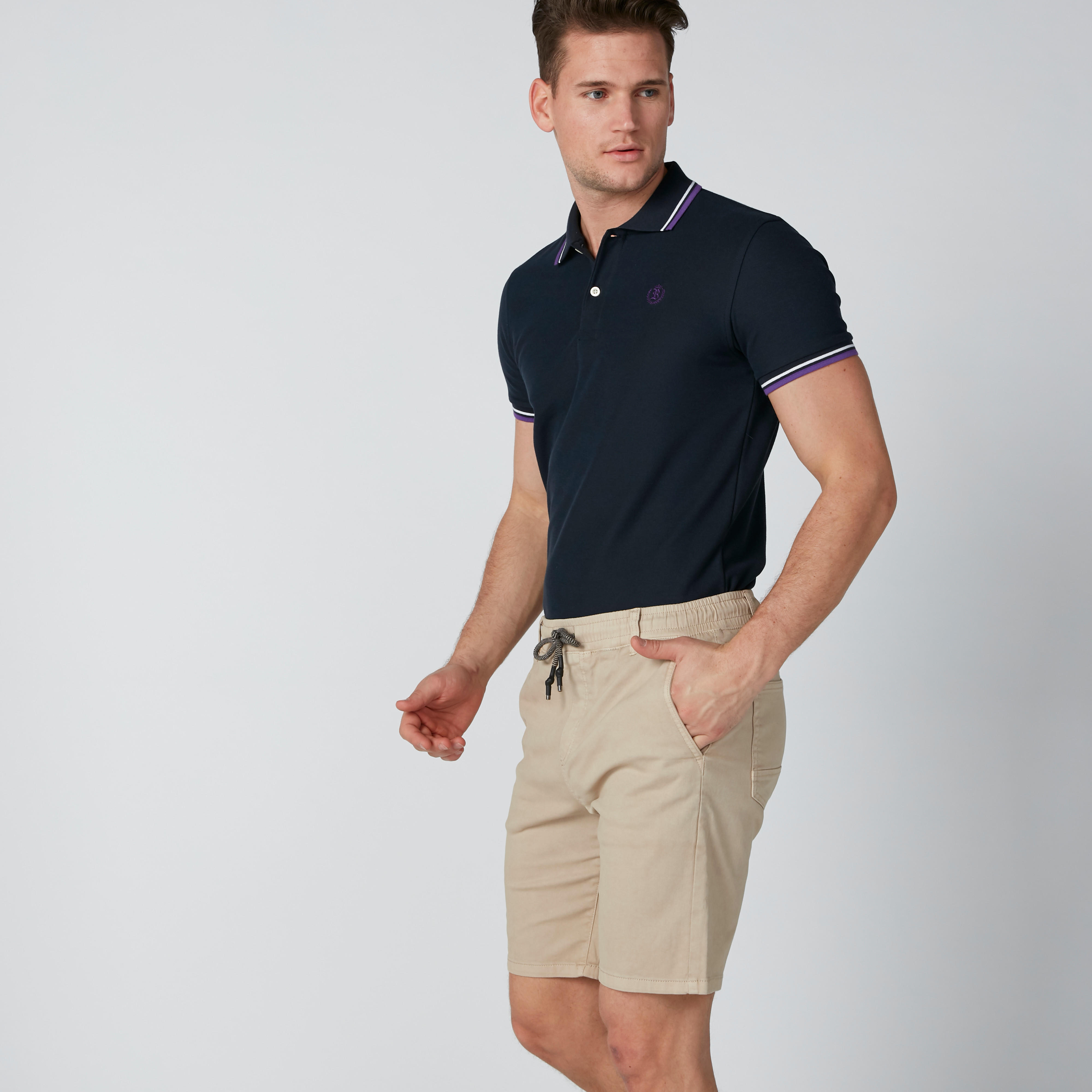 شورت سليم فيت بخصر مرن وجيوب-men-clothing-bottoms-shorts-image-4