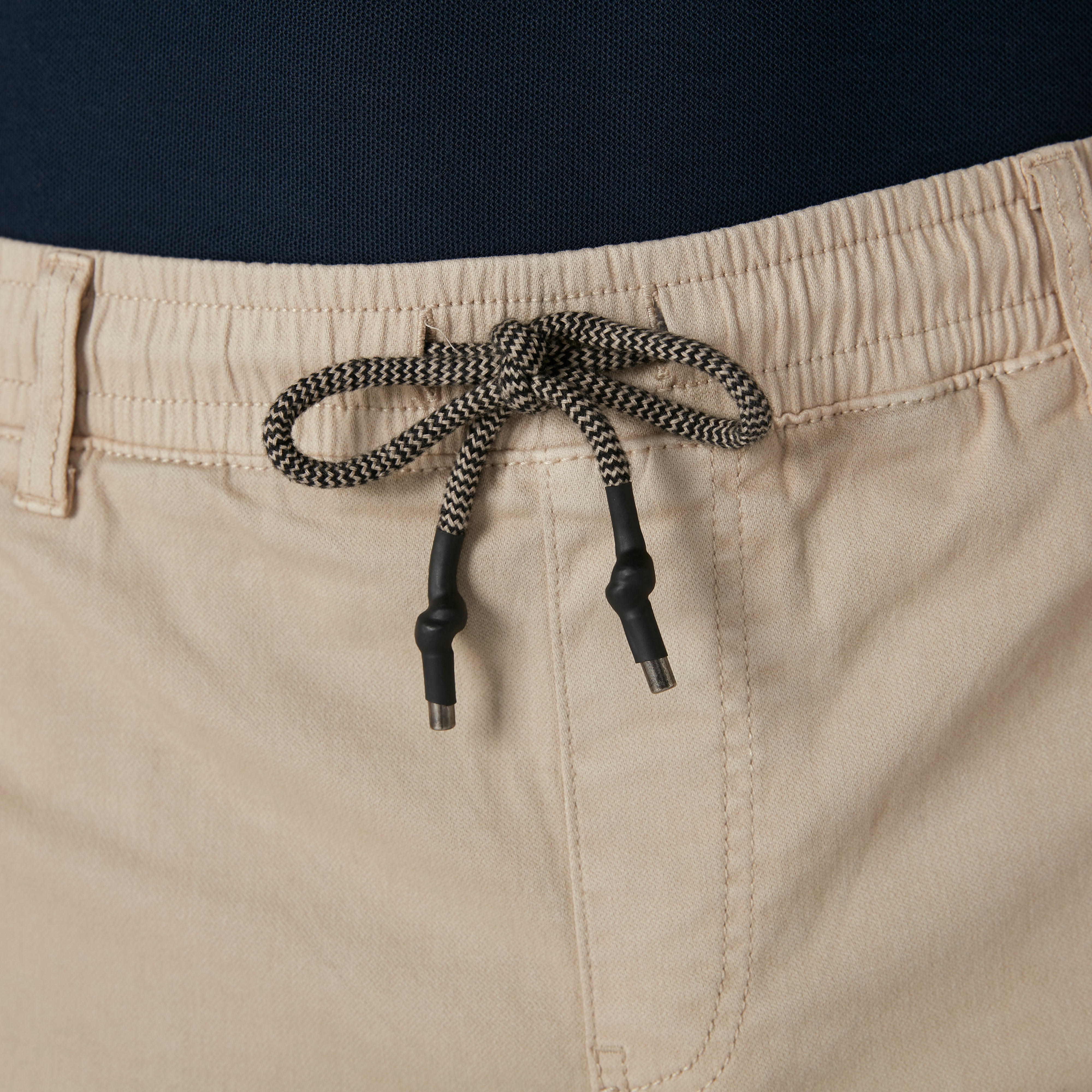 شورت سليم فيت بخصر مرن وجيوب-men-clothing-bottoms-shorts-image-5