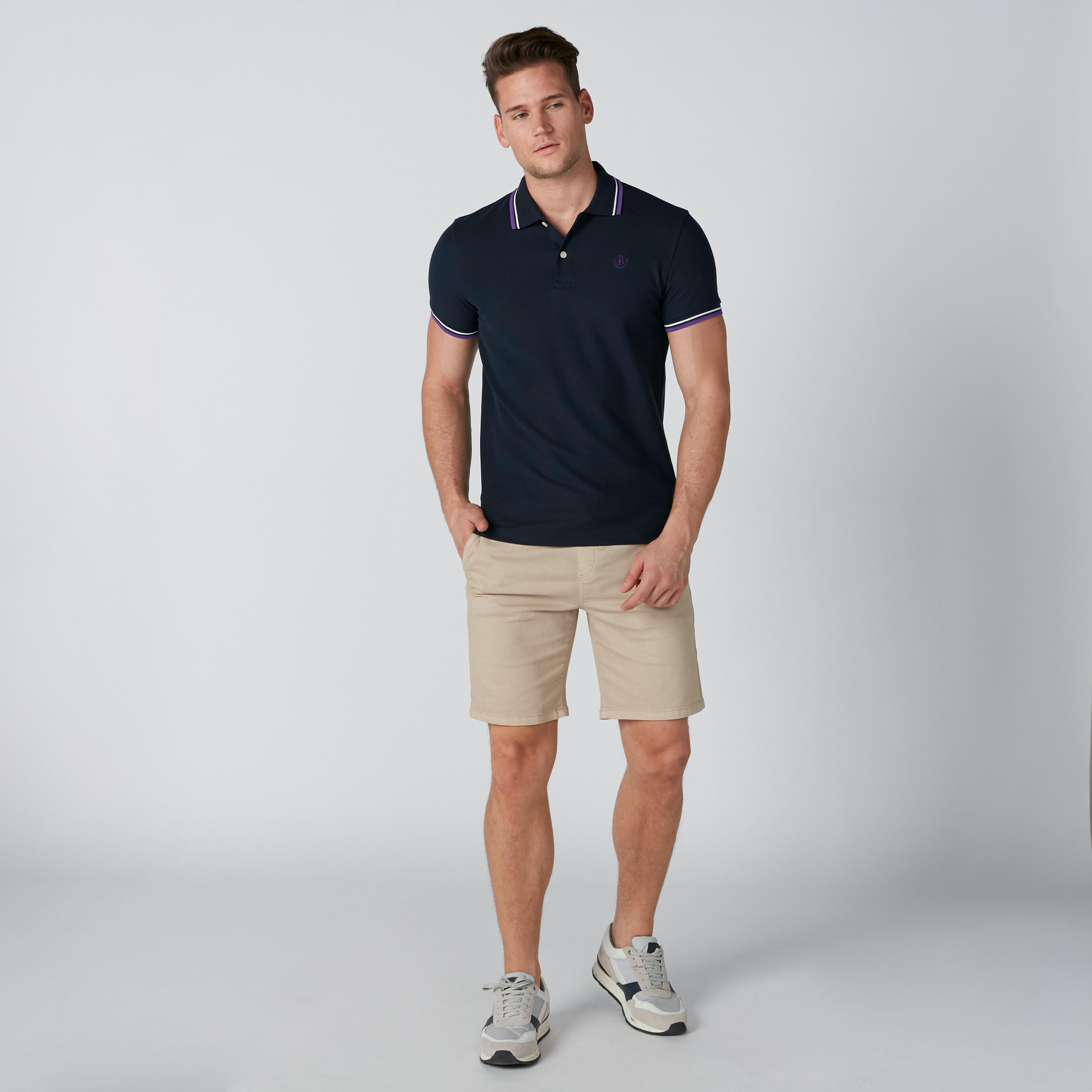 شورت سليم فيت بخصر مرن وجيوب-men-clothing-bottoms-shorts-image-2