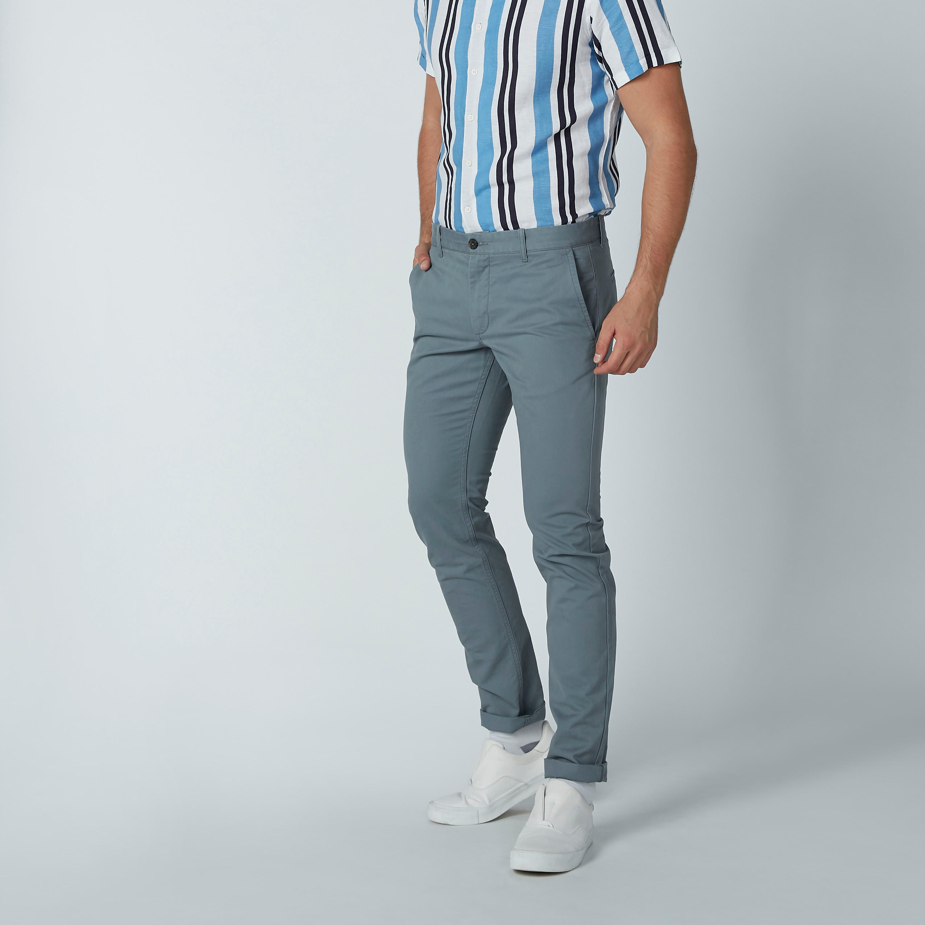 بنطال شينو سادة بقصّة سليم وجيوب-men-clothing-bottoms-trousersandchinos-trousers-image-1
